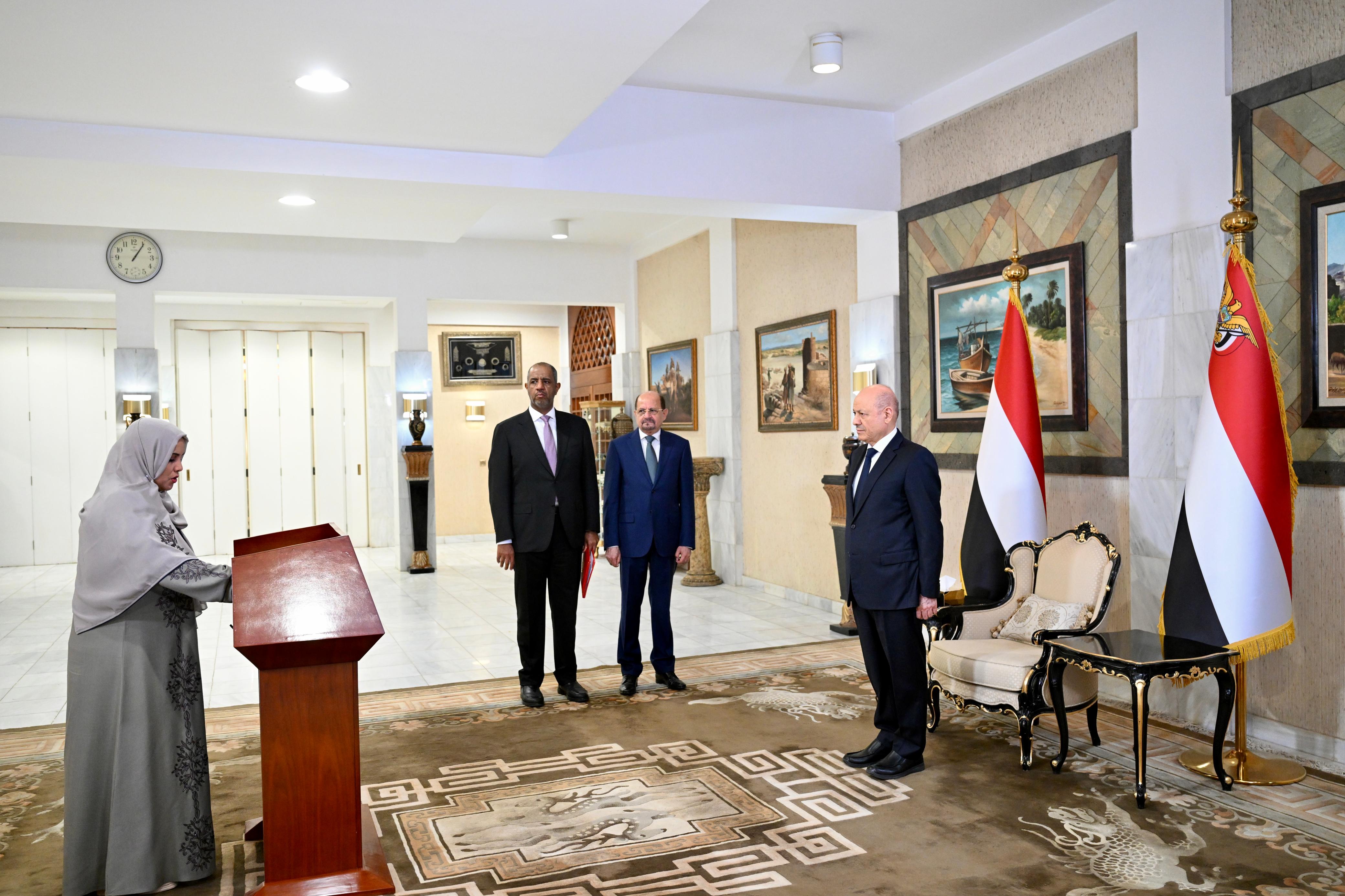 رئيس وأعضاء الحكومة يؤدون اليمين الدستورية أمام فخامة رئيس مجلس القيادة 1