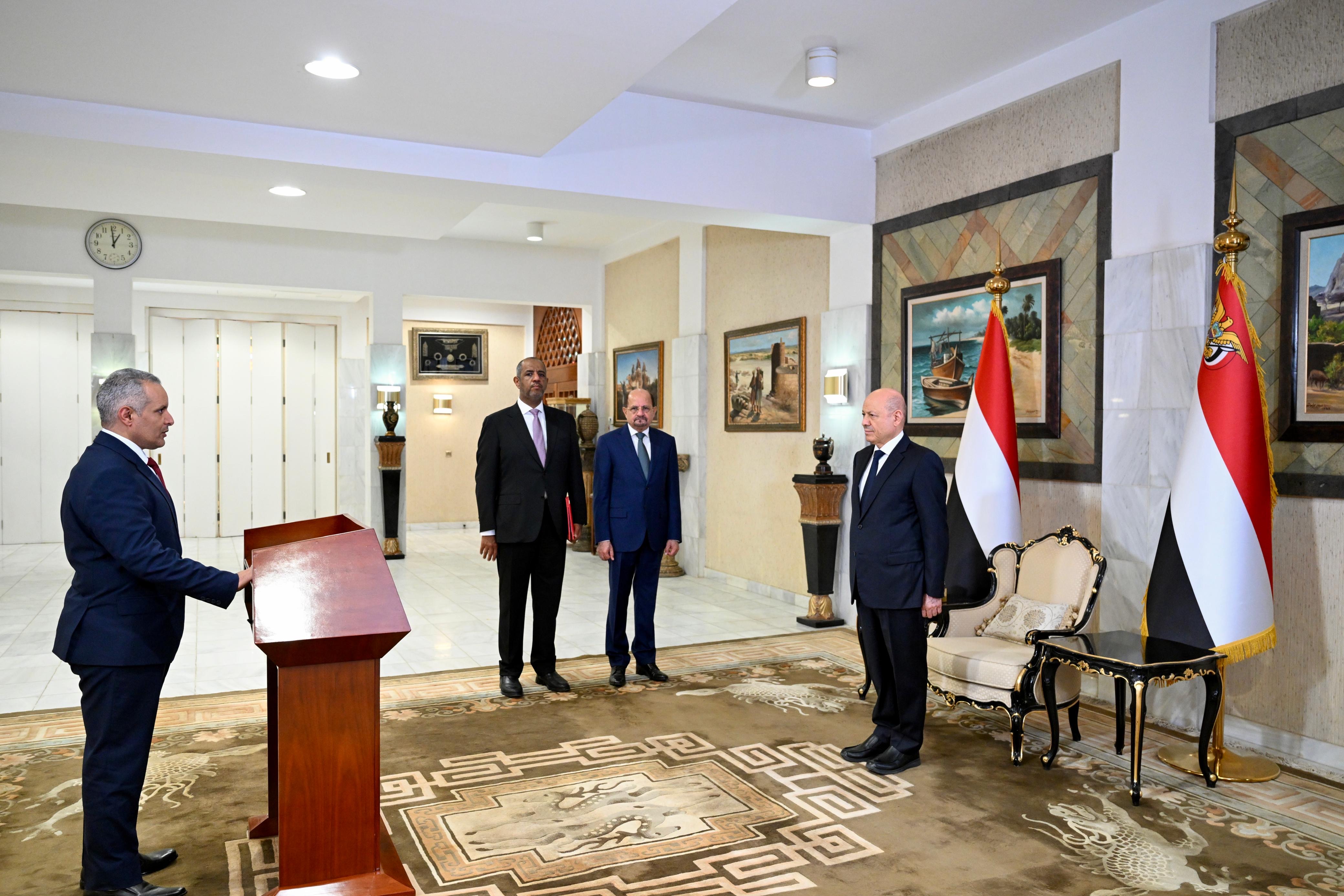 رئيس وأعضاء الحكومة يؤدون اليمين الدستورية أمام فخامة رئيس مجلس القيادة 3