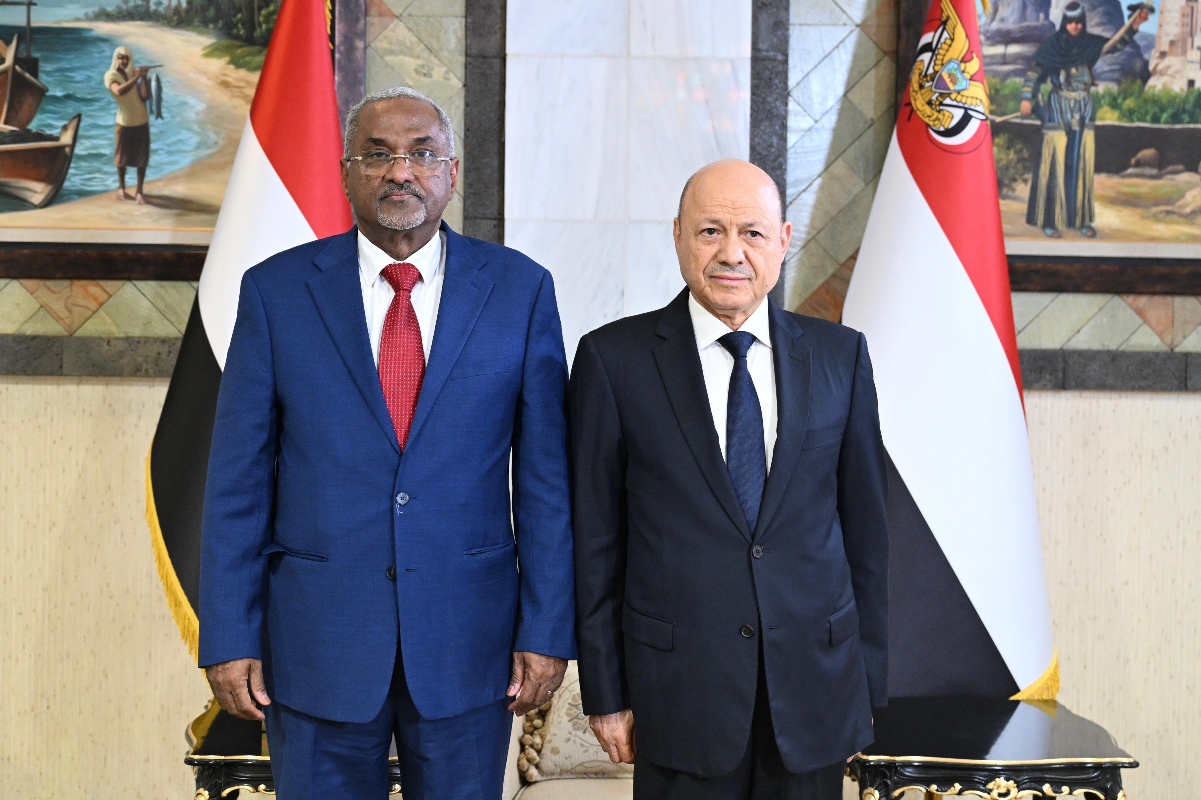 رئيس وأعضاء الحكومة يؤدون اليمين الدستورية أمام فخامة رئيس مجلس القيادة 2