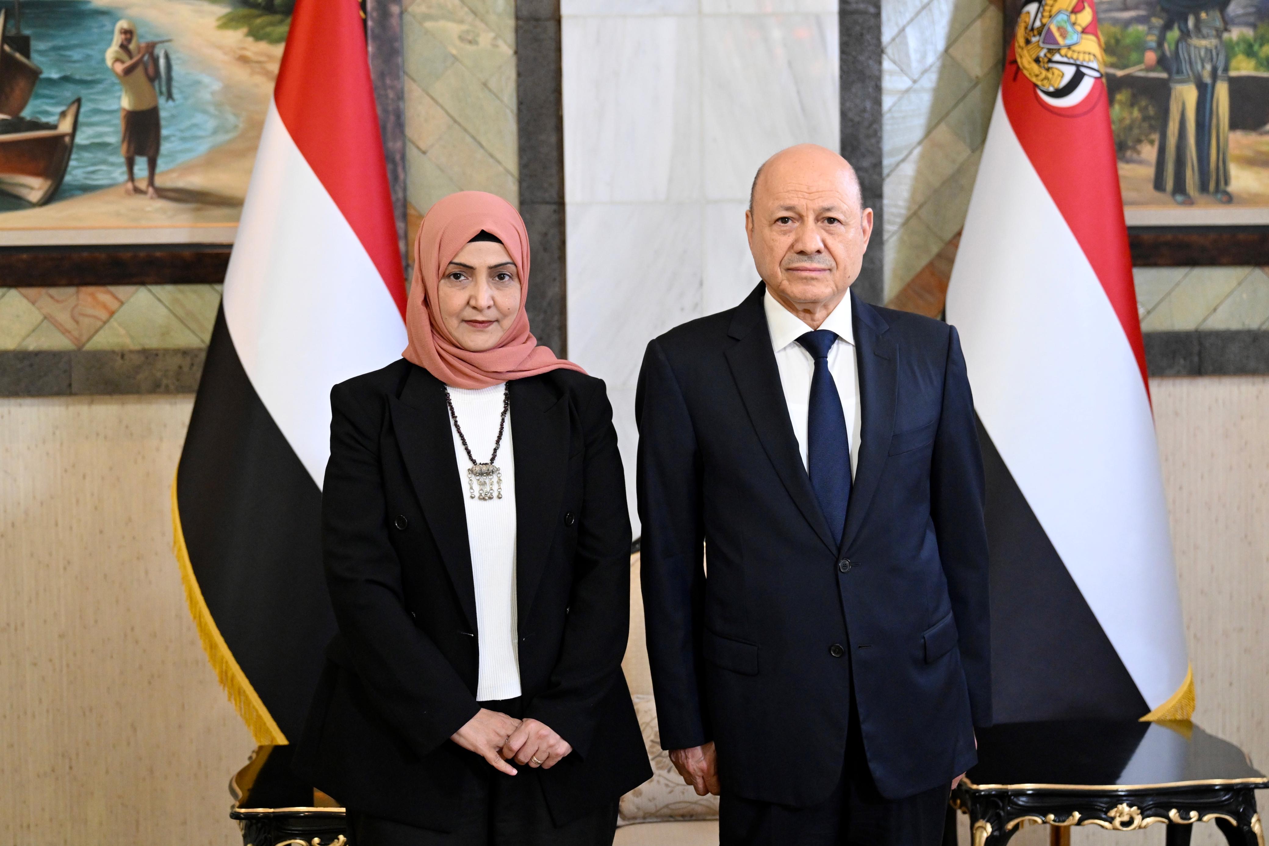 رئيس وأعضاء الحكومة يؤدون اليمين الدستورية أمام فخامة رئيس مجلس القيادة 3