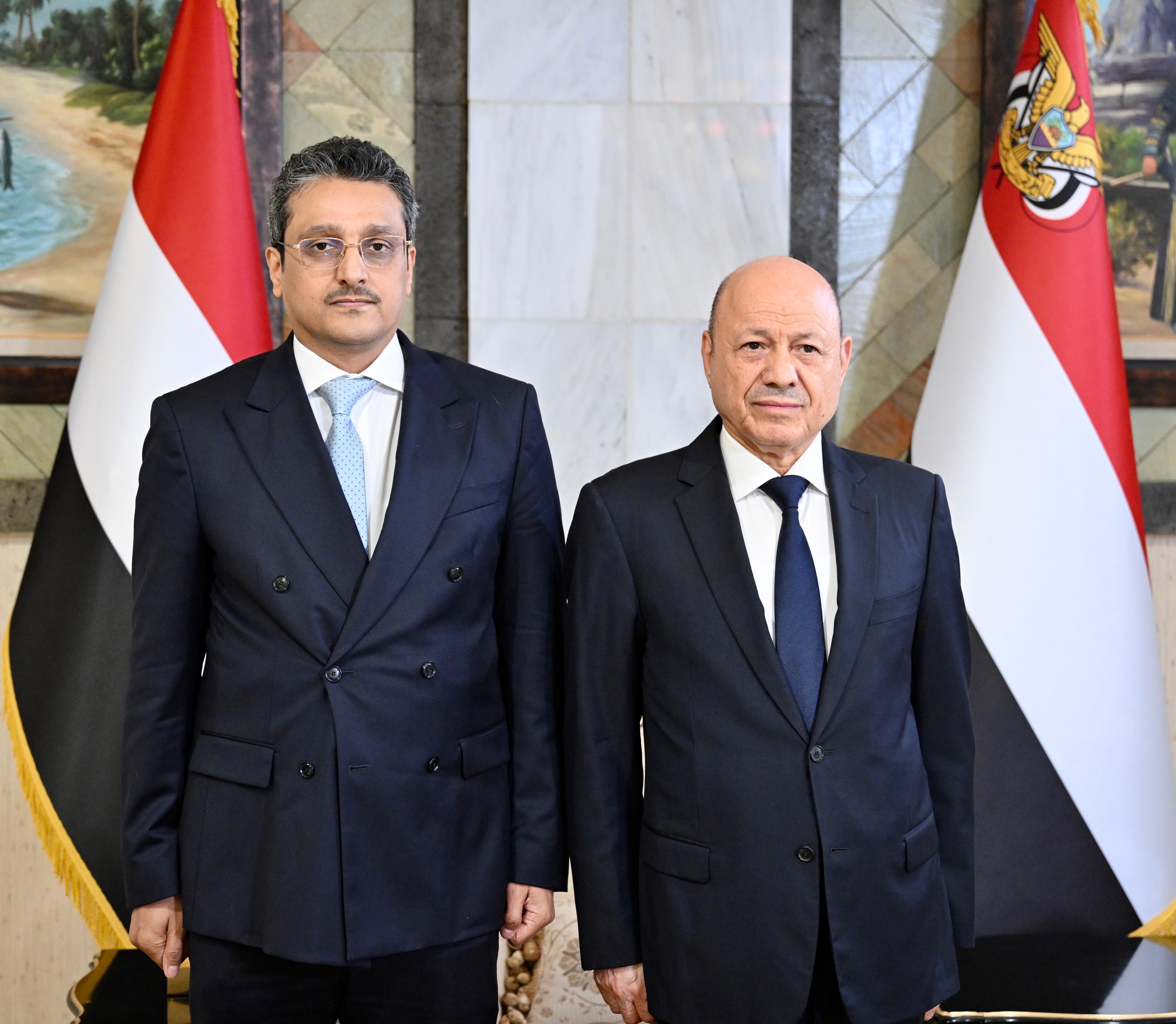 رئيس وأعضاء الحكومة يؤدون اليمين الدستورية أمام فخامة رئيس مجلس القيادة 2