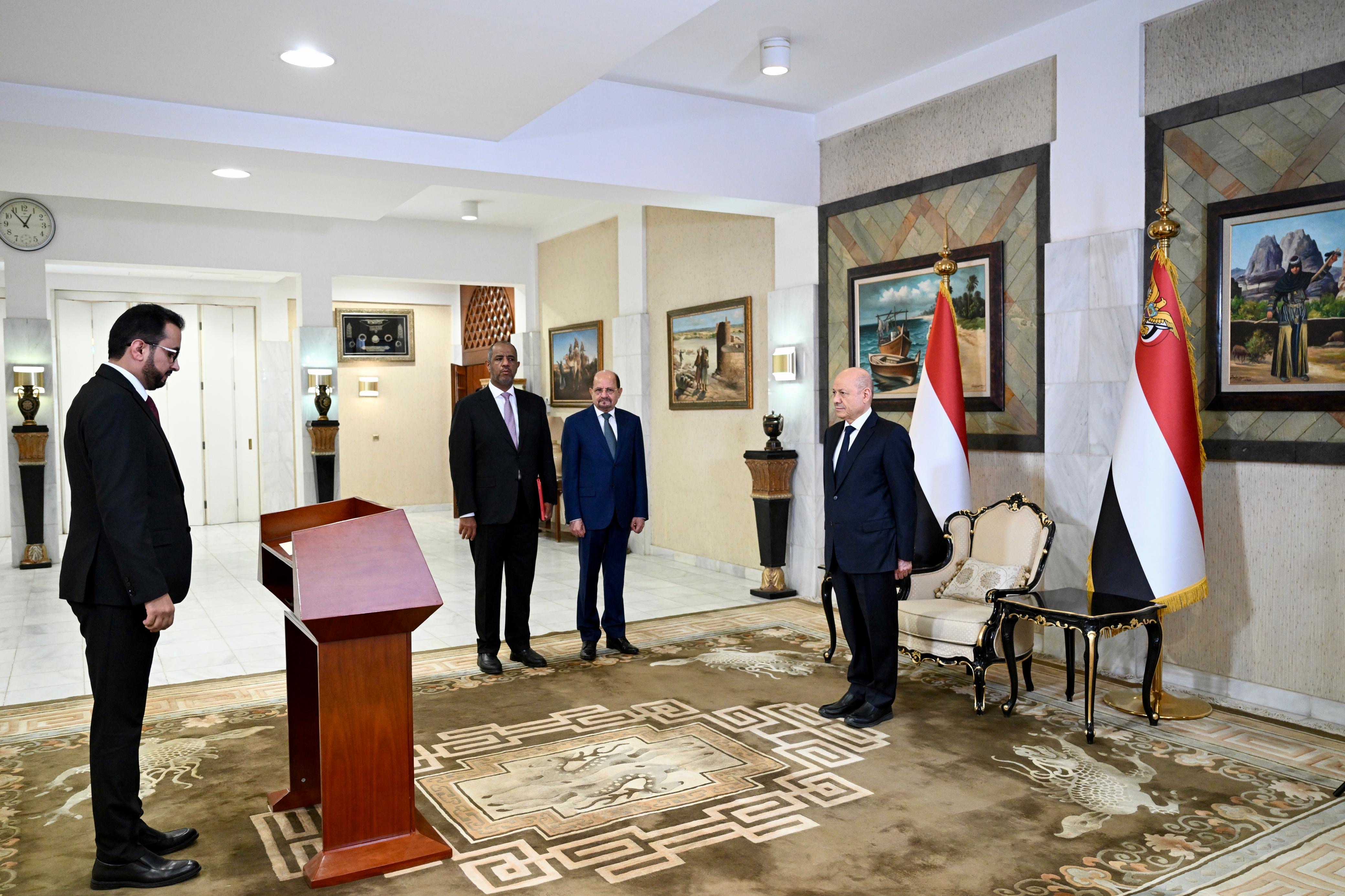 رئيس وأعضاء الحكومة يؤدون اليمين الدستورية أمام فخامة رئيس مجلس القيادة 3