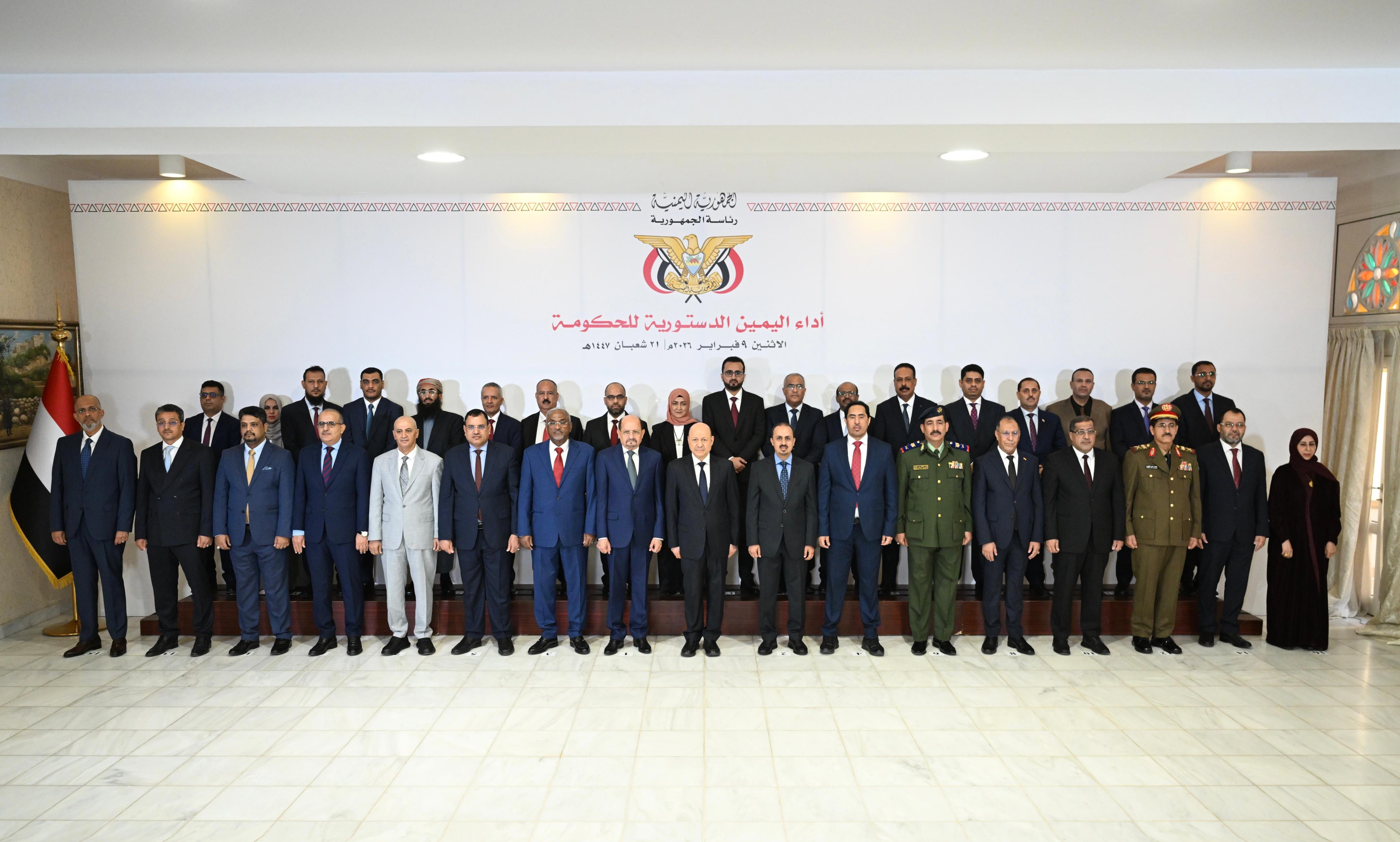 رئيس وأعضاء الحكومة يؤدون اليمين الدستورية أمام فخامة رئيس مجلس القيادة 4