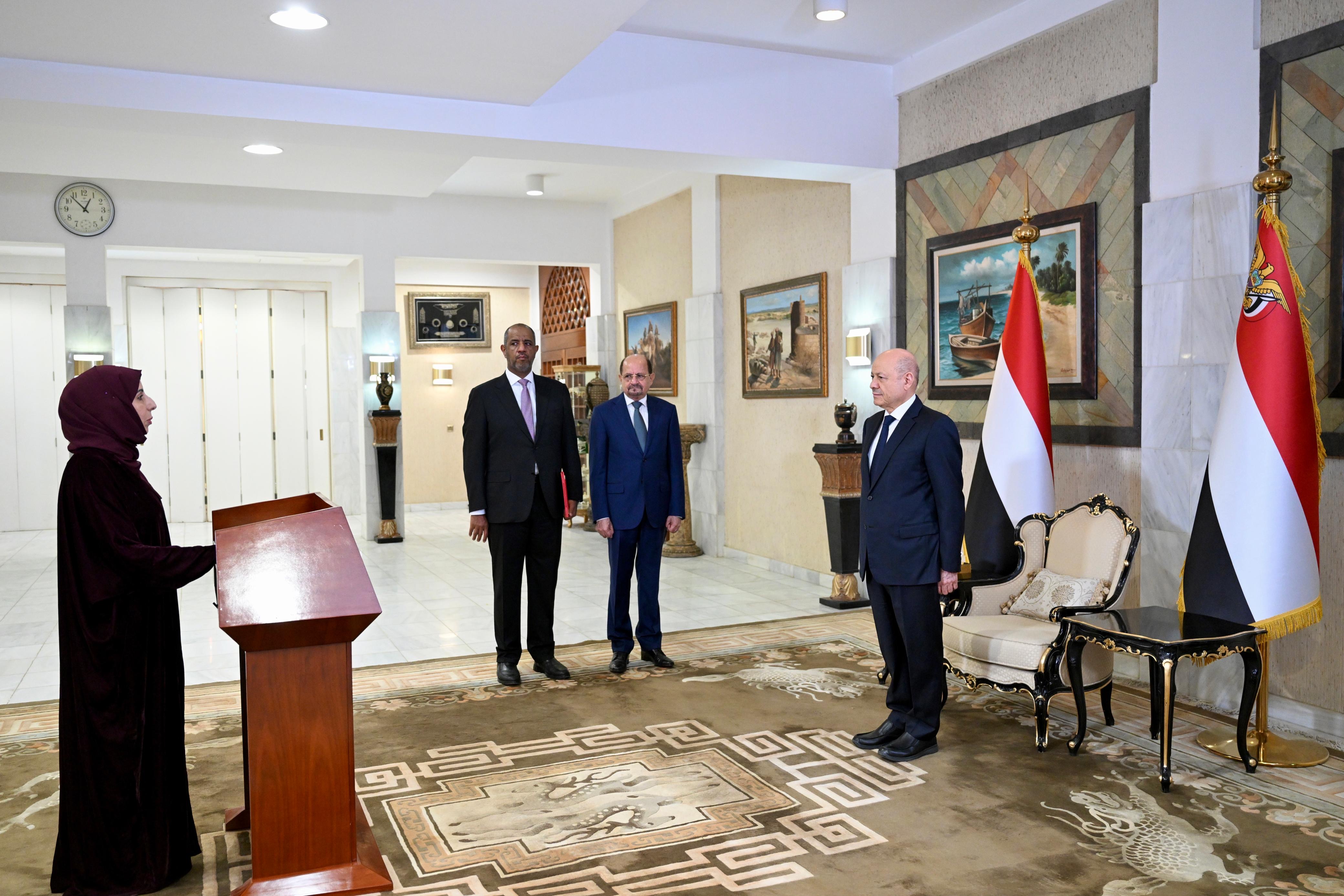 رئيس وأعضاء الحكومة يؤدون اليمين الدستورية أمام فخامة رئيس مجلس القيادة 3