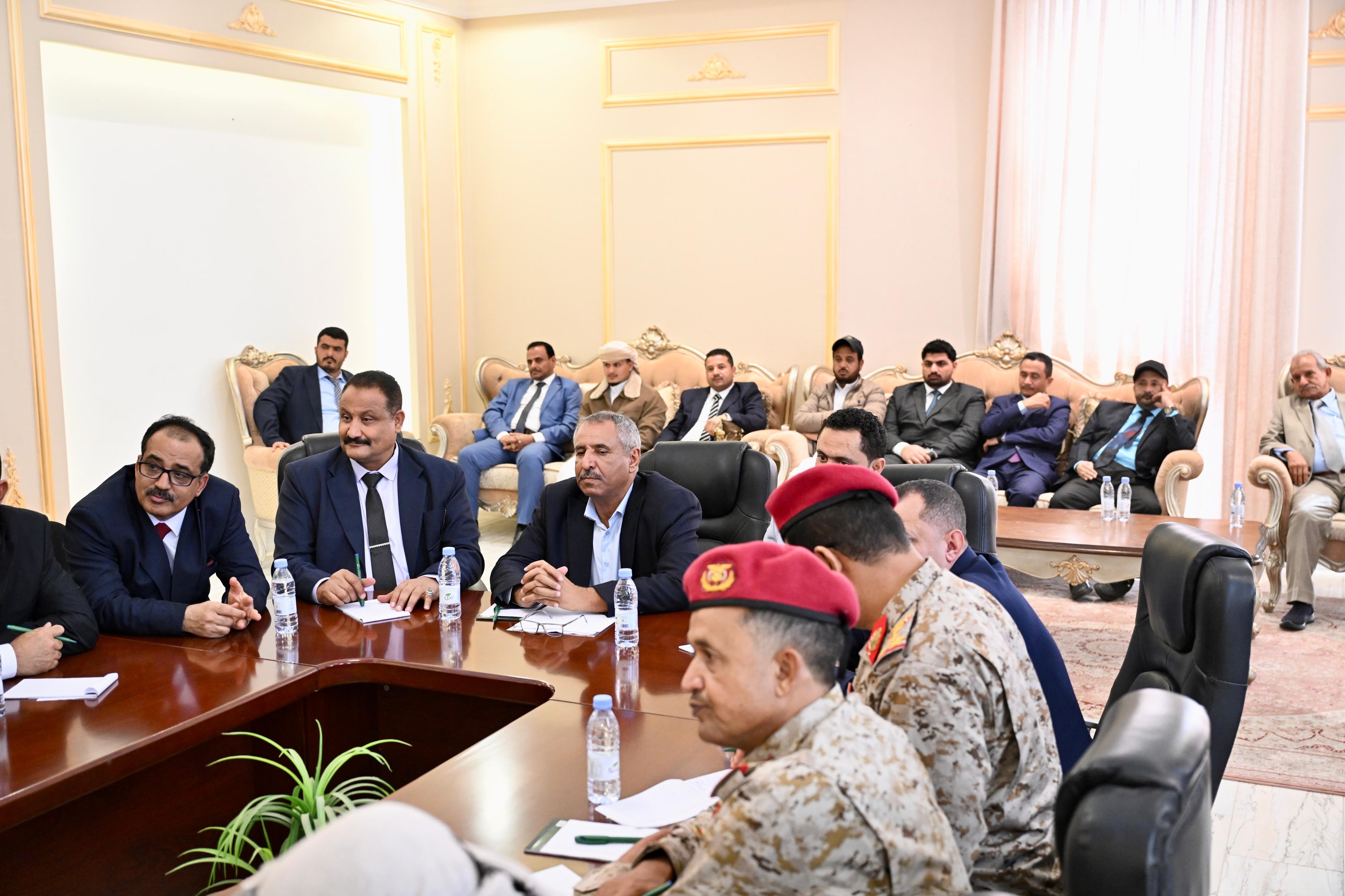 فخامة الرئيس العليمي يلتقي قيادات عسكرية وأمنية واجتماعية من محافظة الضالع 