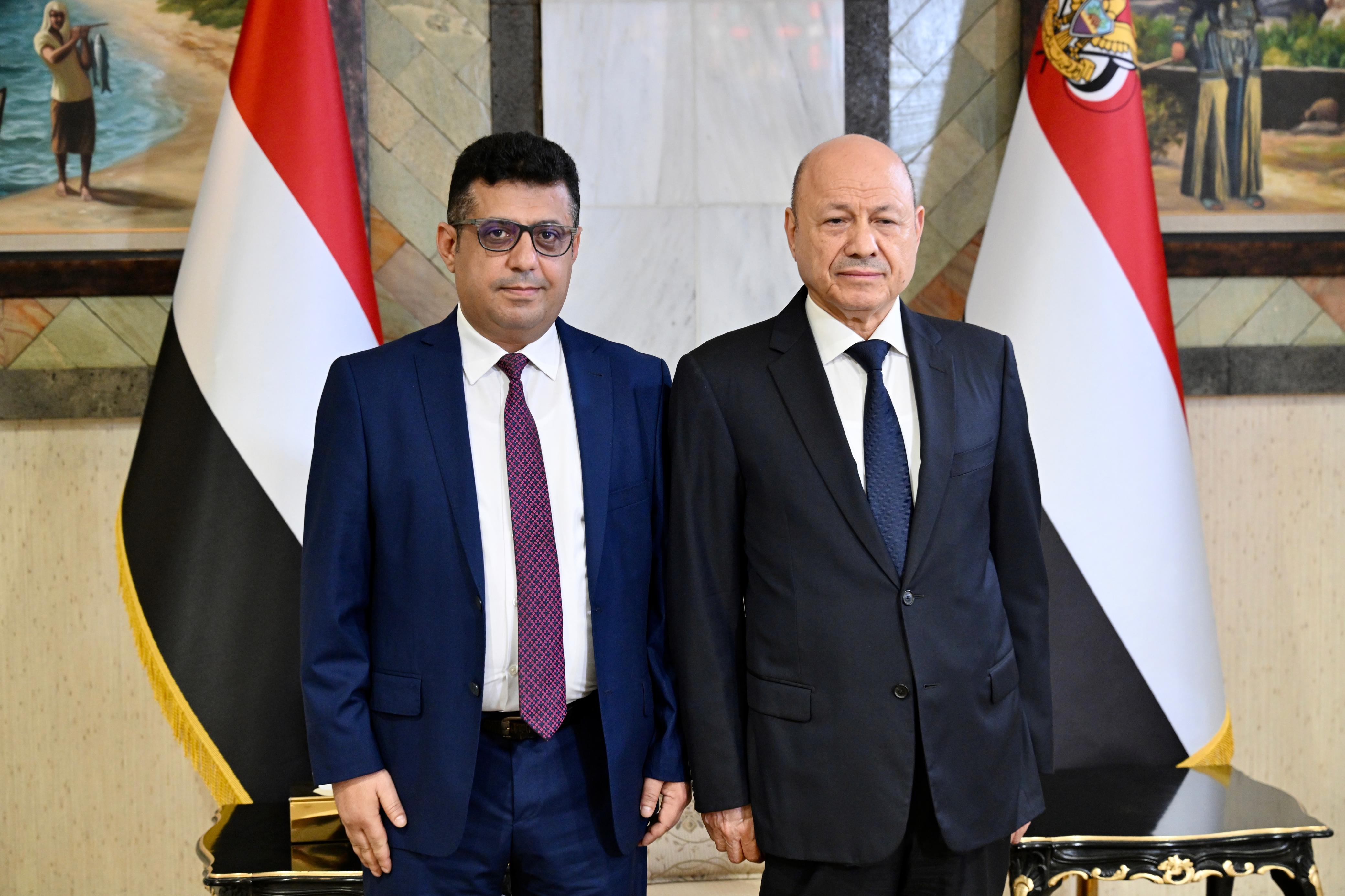 رئيس وأعضاء الحكومة يؤدون اليمين الدستورية أمام فخامة رئيس مجلس القيادة 1