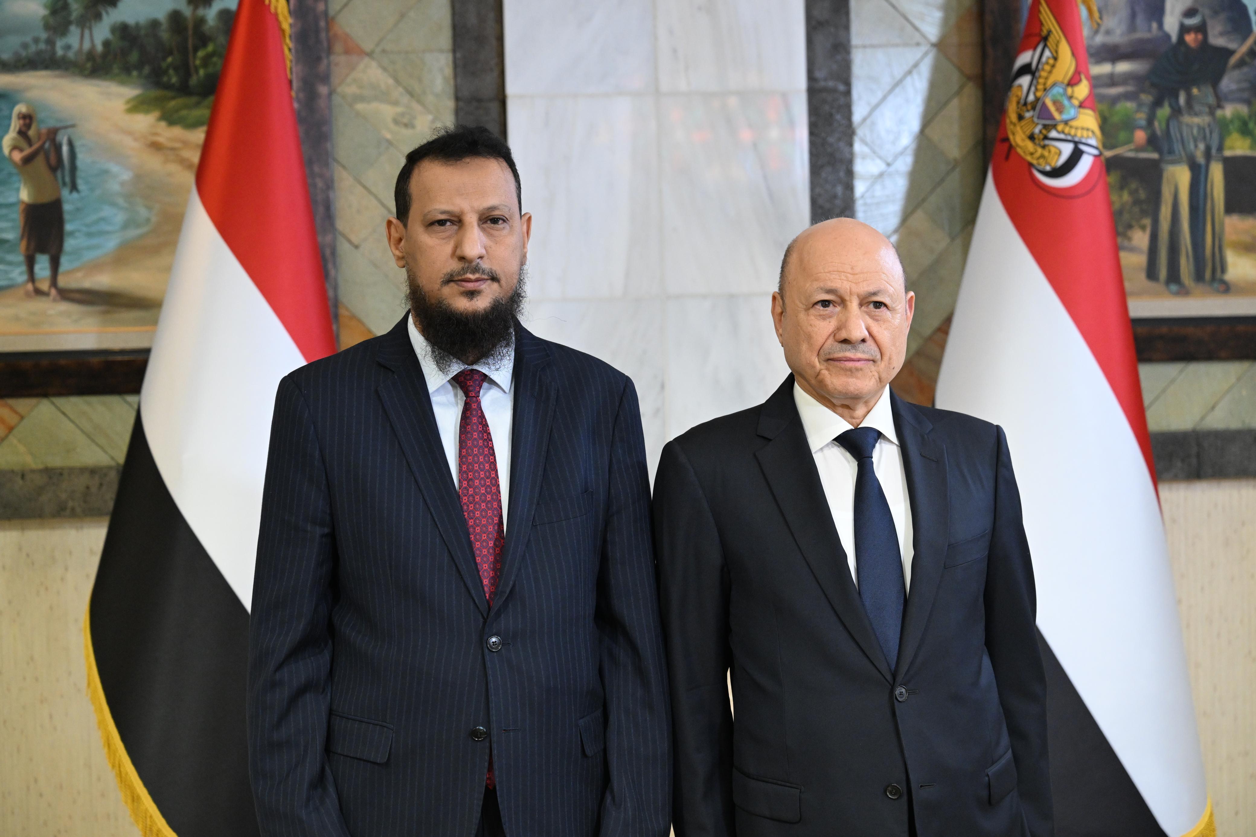 رئيس وأعضاء الحكومة يؤدون اليمين الدستورية أمام فخامة رئيس مجلس القيادة 4