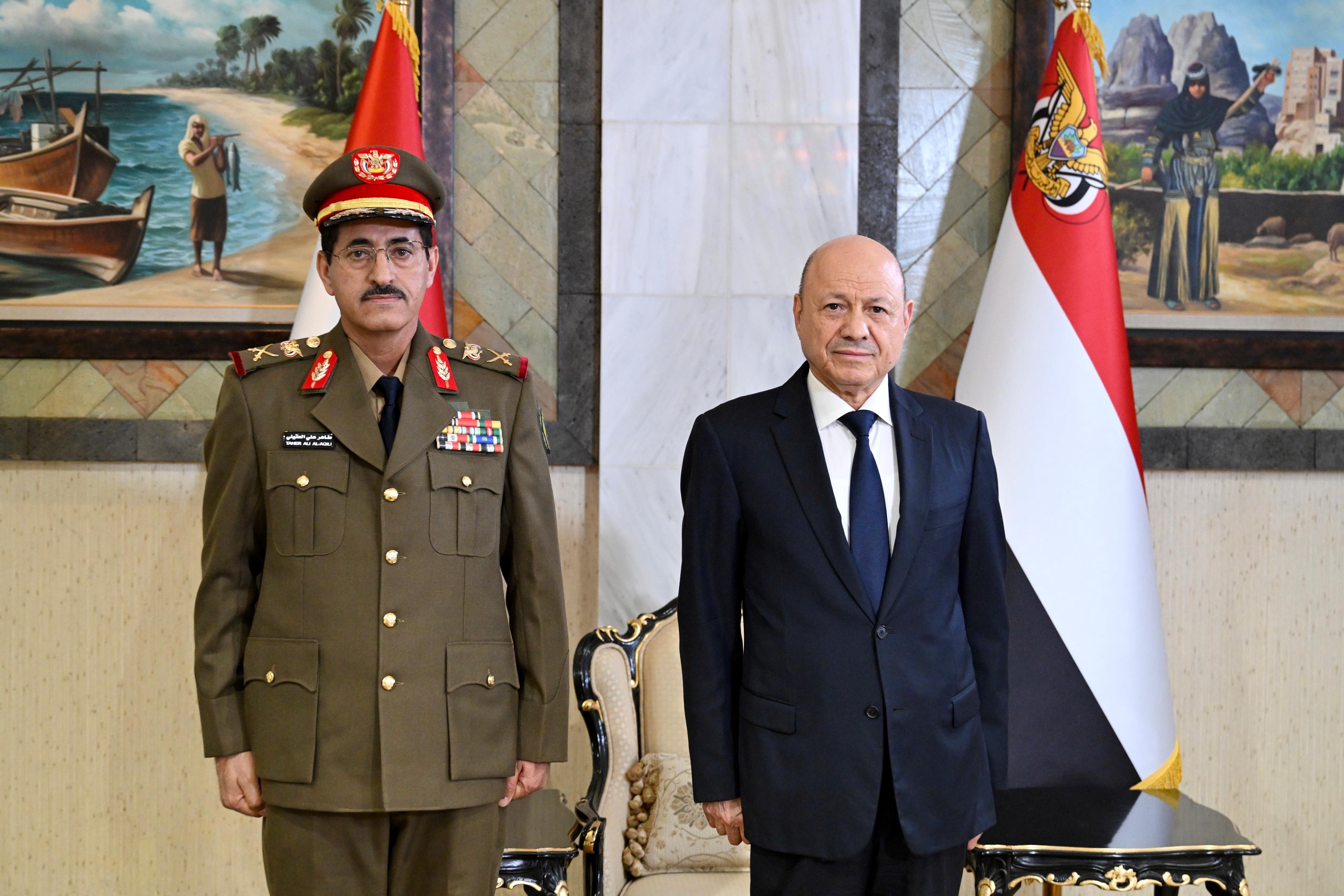 رئيس وأعضاء الحكومة يؤدون اليمين الدستورية أمام فخامة رئيس مجلس القيادة 3