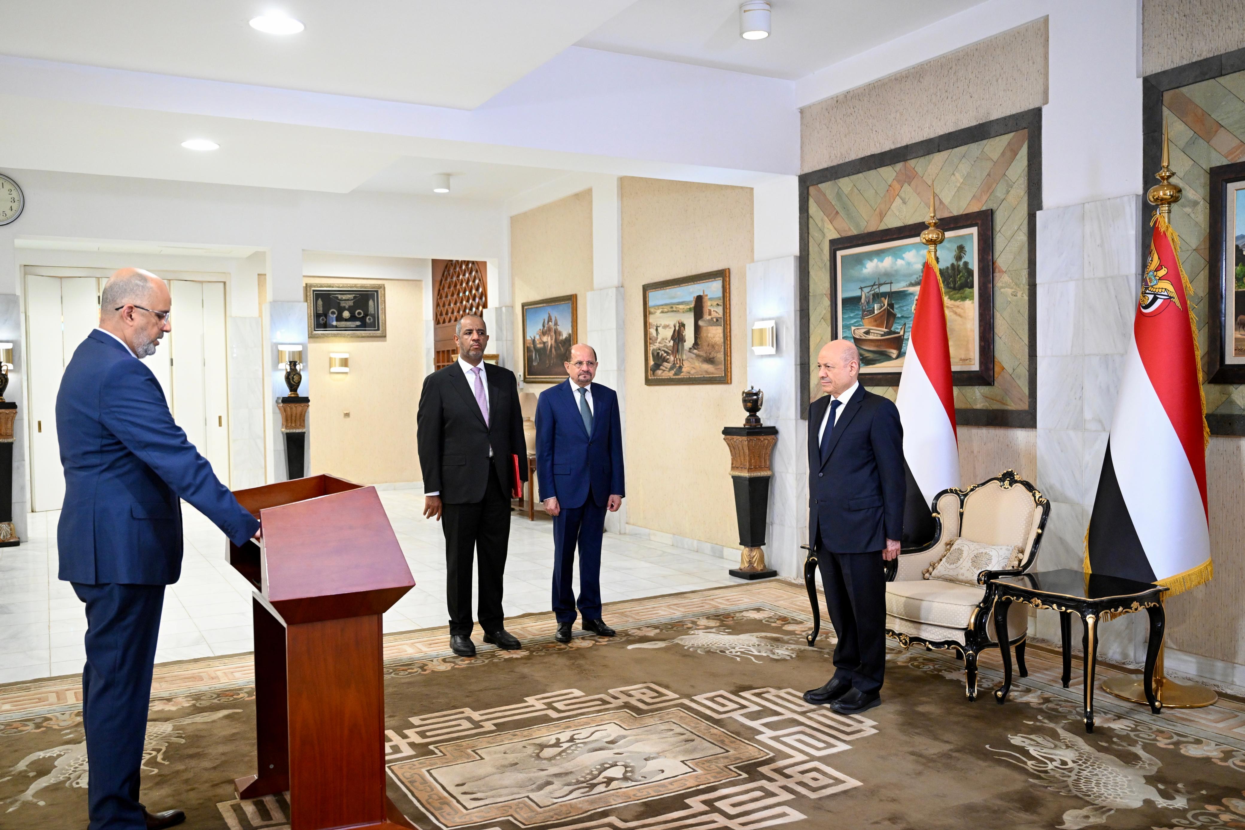 رئيس وأعضاء الحكومة يؤدون اليمين الدستورية أمام فخامة رئيس مجلس القيادة 3