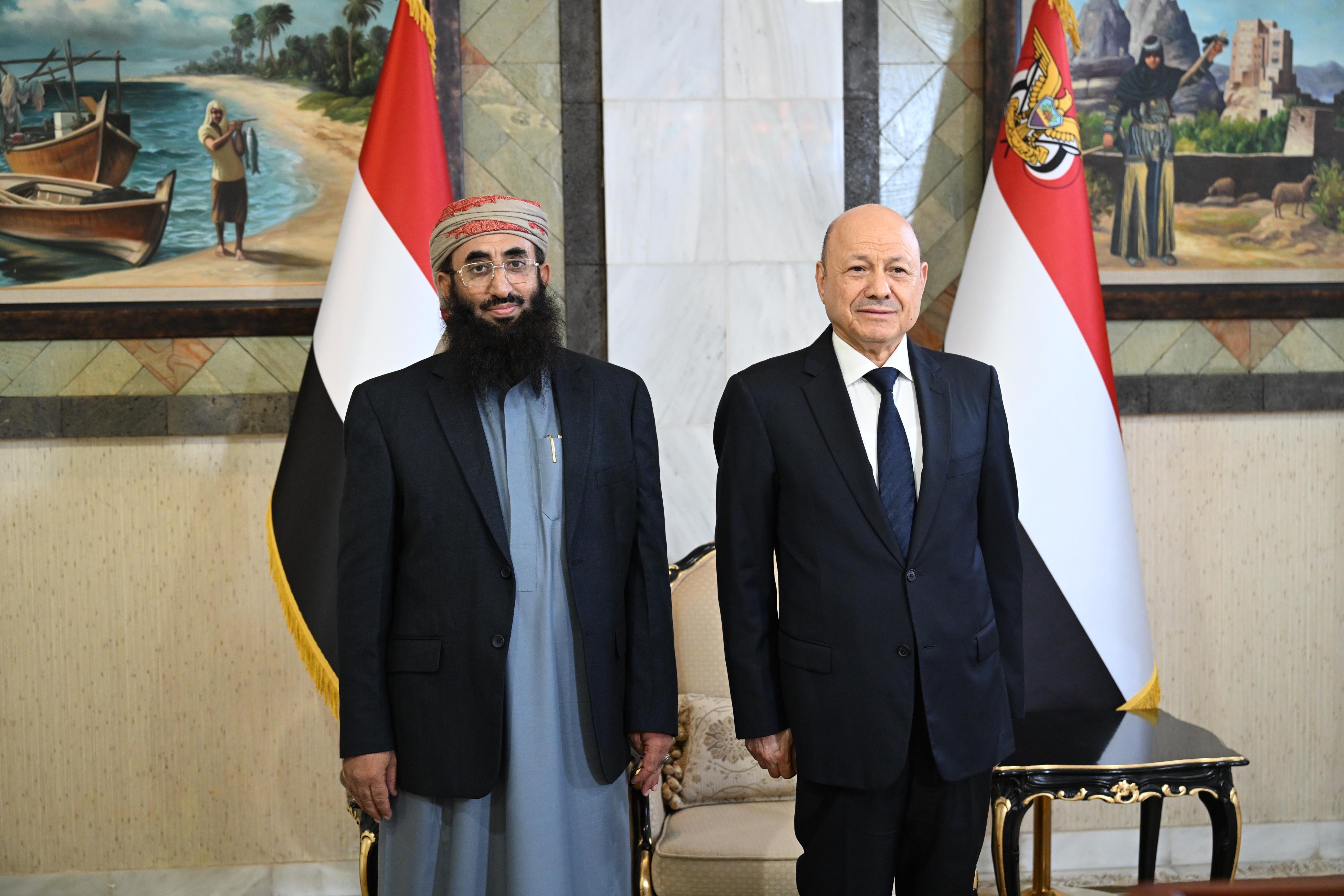 رئيس وأعضاء الحكومة يؤدون اليمين الدستورية أمام فخامة رئيس مجلس القيادة 4