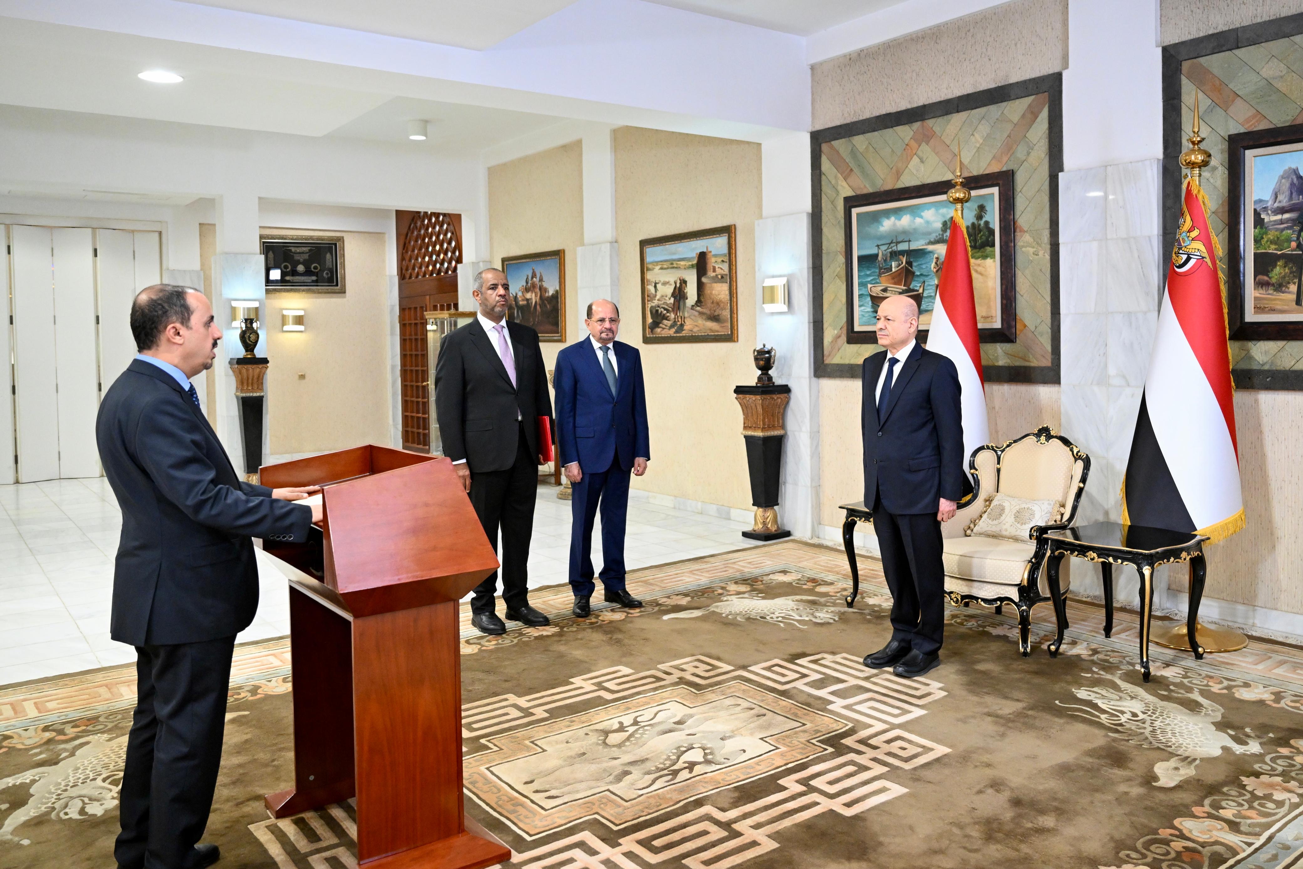 رئيس وأعضاء الحكومة يؤدون اليمين الدستورية أمام فخامة رئيس مجلس القيادة 2