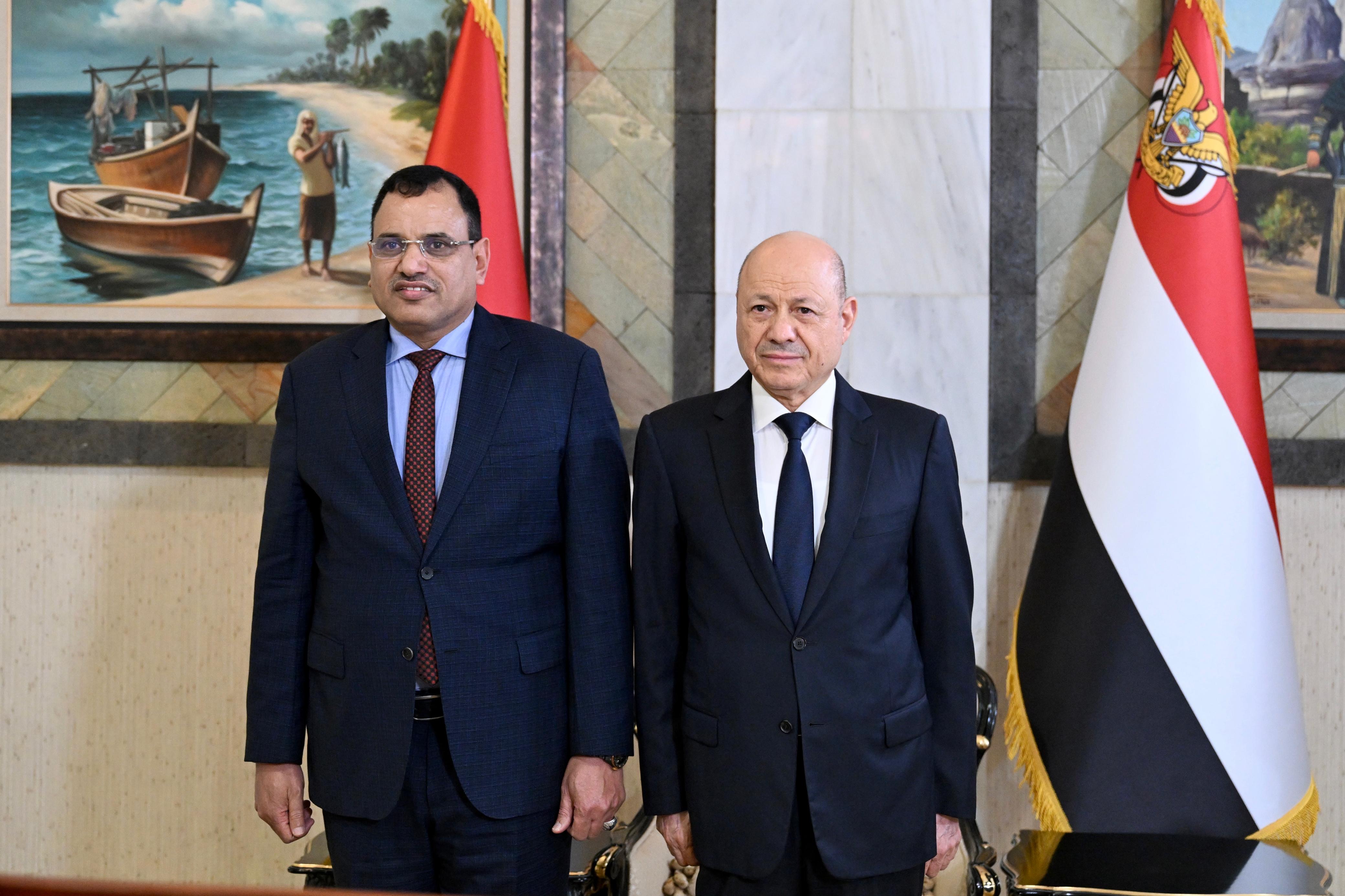 رئيس وأعضاء الحكومة يؤدون اليمين الدستورية أمام فخامة رئيس مجلس القيادة 2