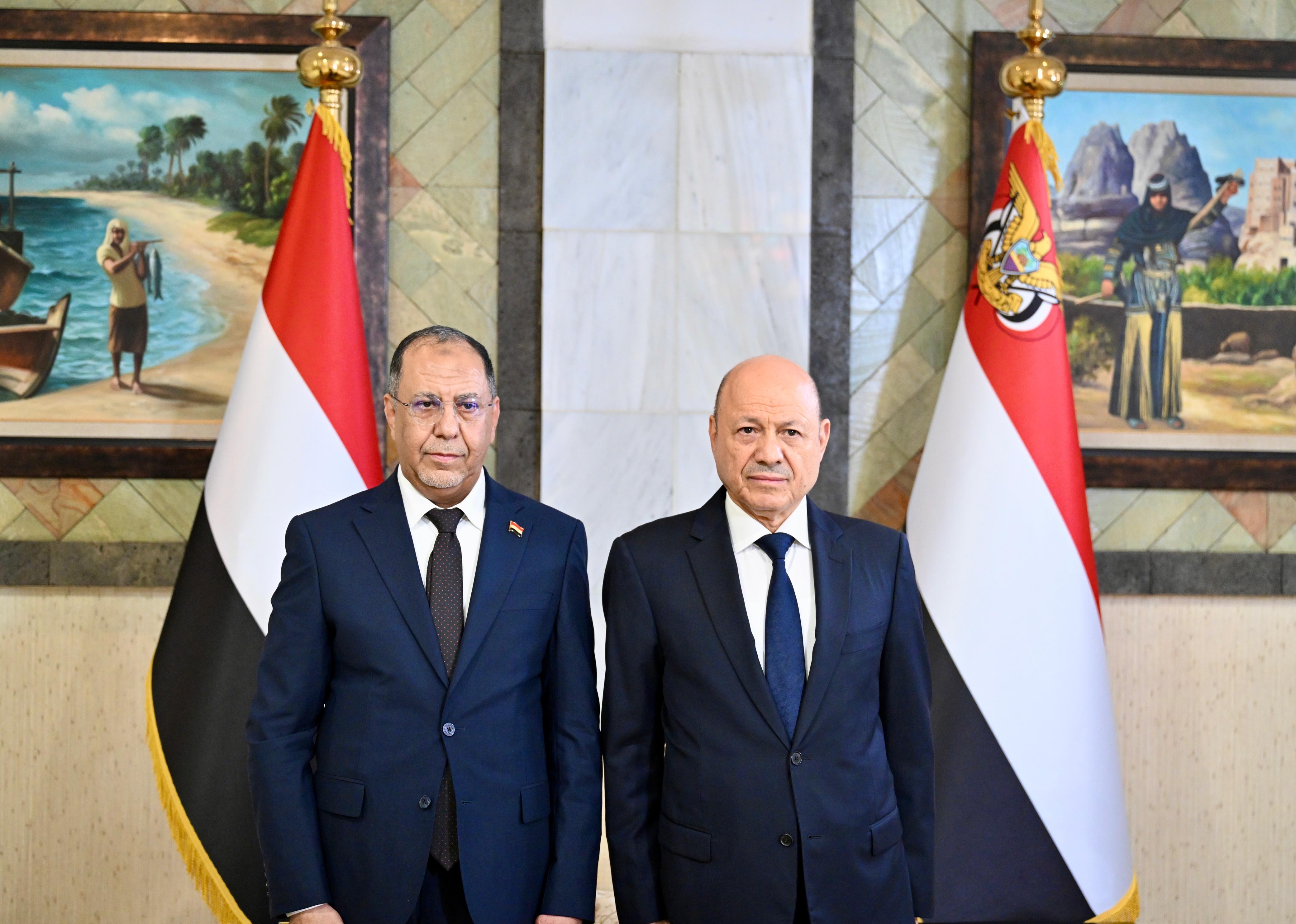 رئيس وأعضاء الحكومة يؤدون اليمين الدستورية أمام فخامة رئيس مجلس القيادة 1