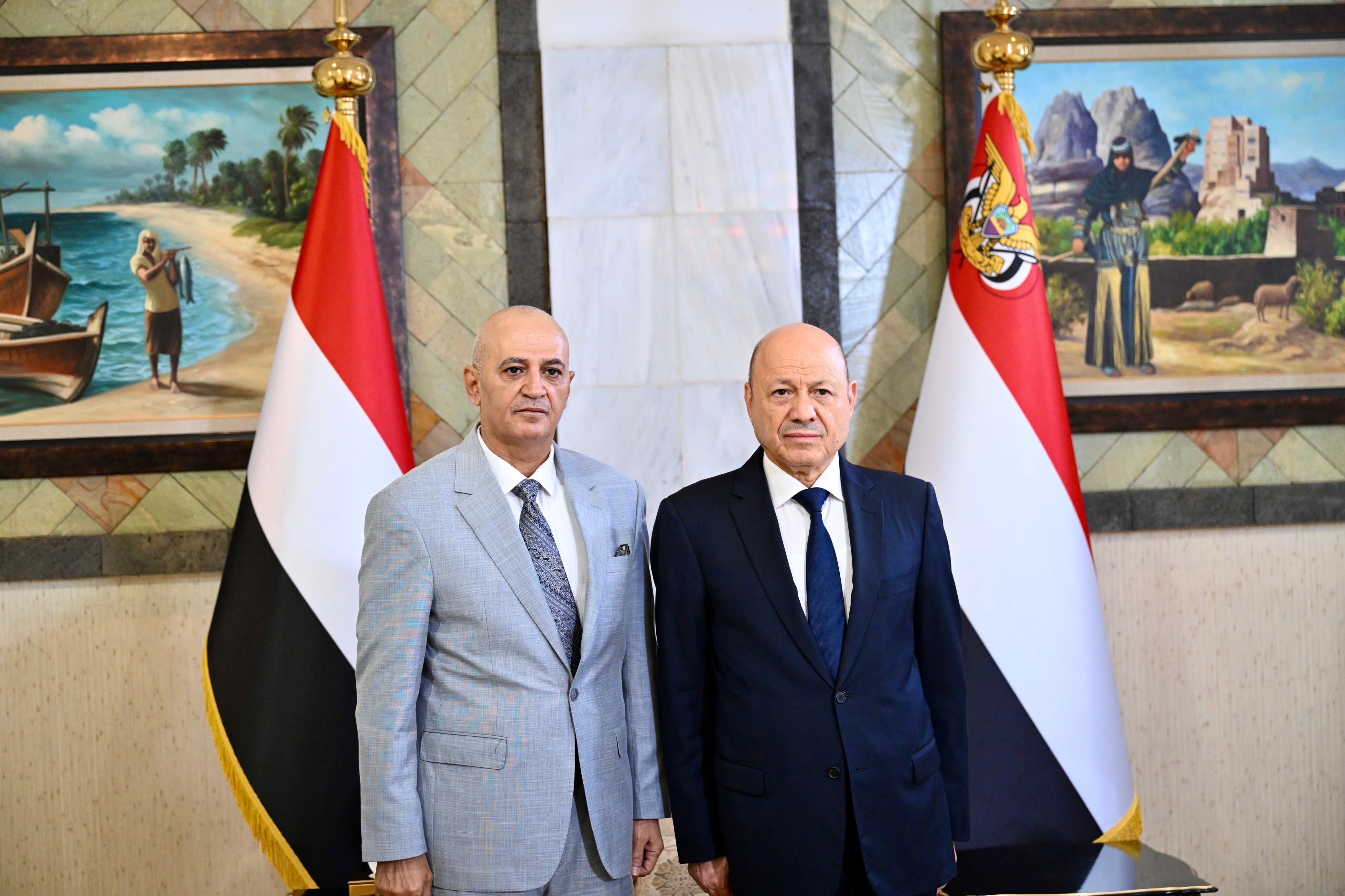 رئيس وأعضاء الحكومة يؤدون اليمين الدستورية أمام فخامة رئيس مجلس القيادة 1