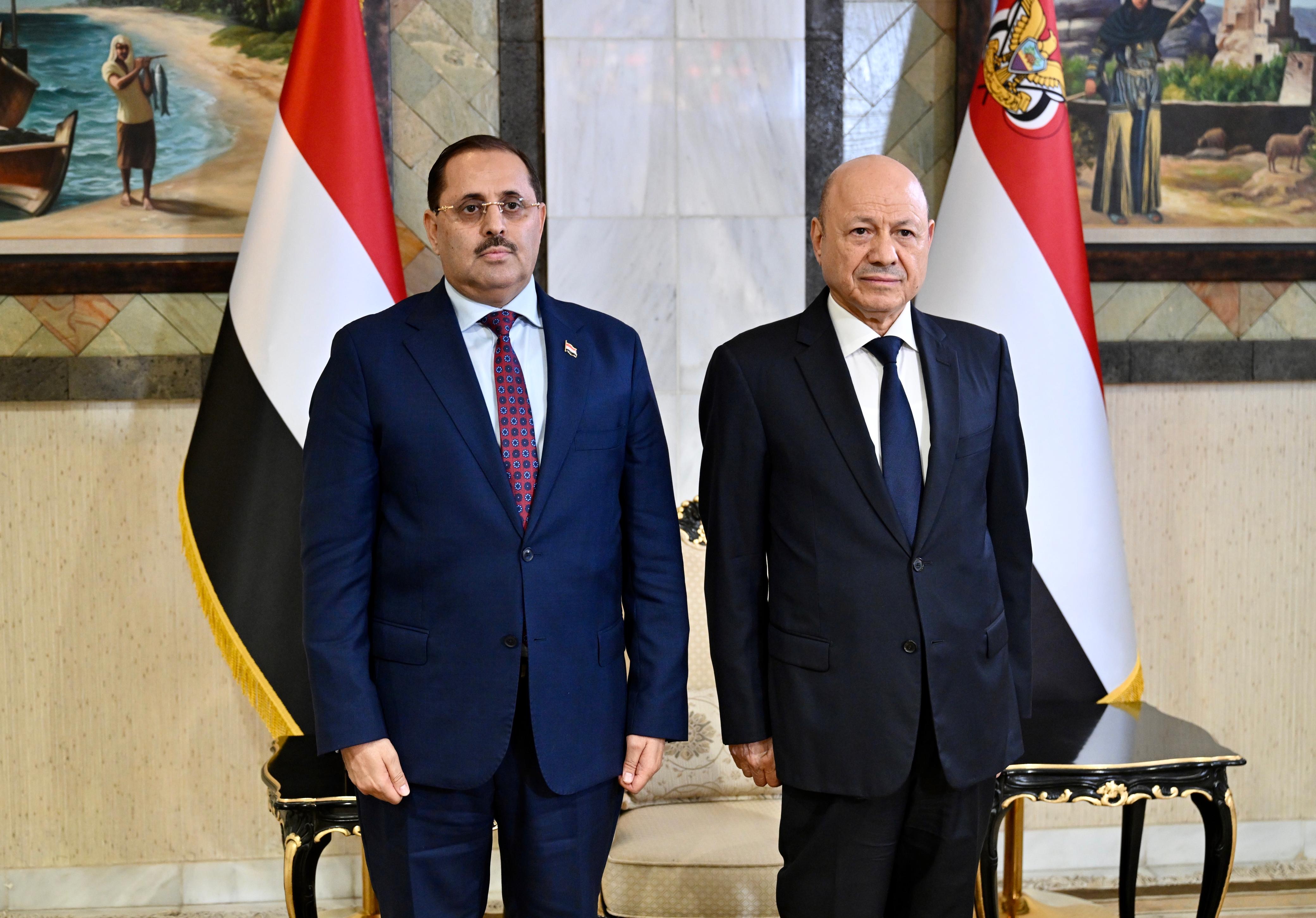 رئيس وأعضاء الحكومة يؤدون اليمين الدستورية أمام فخامة رئيس مجلس القيادة 4