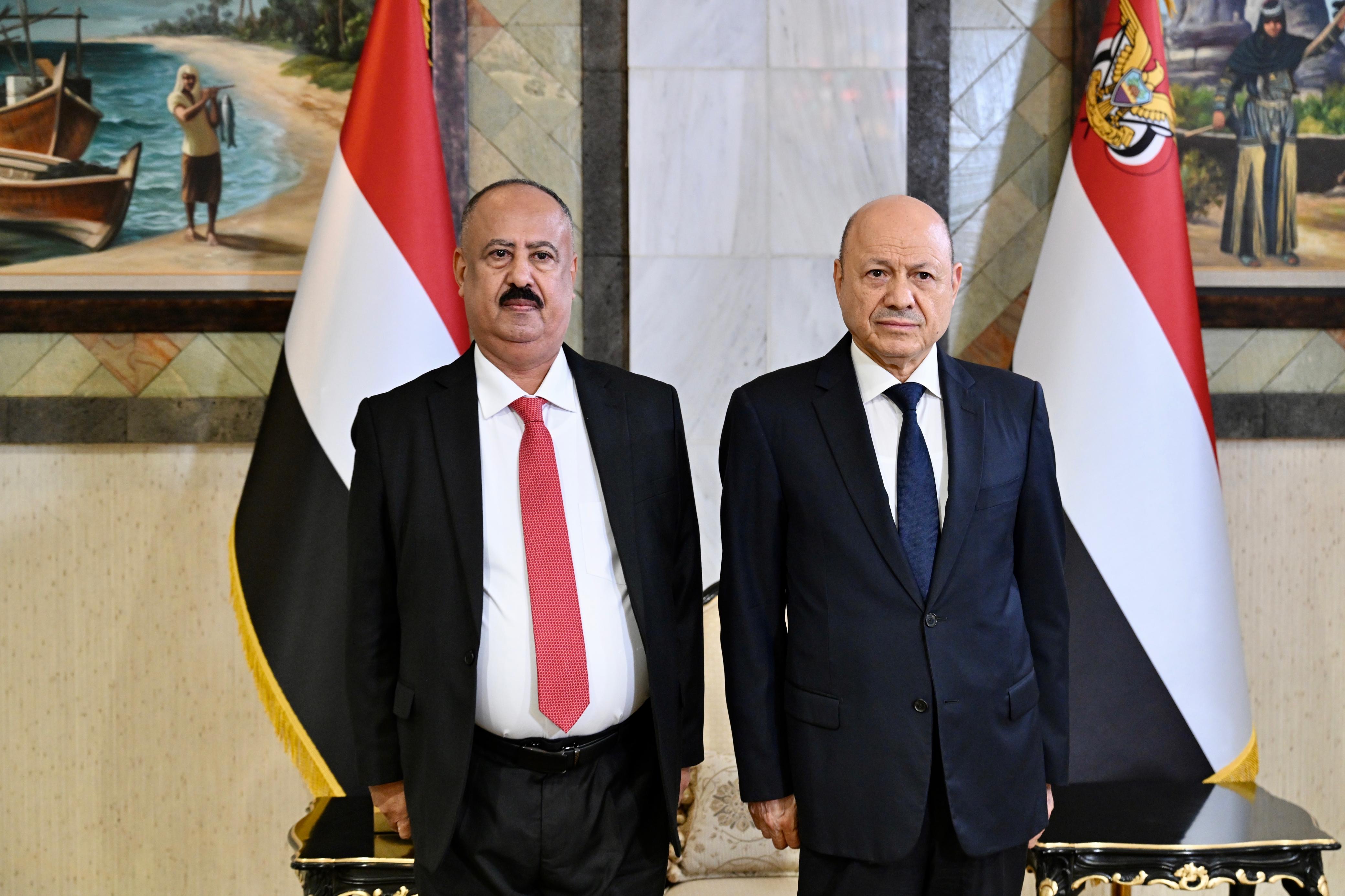 رئيس وأعضاء الحكومة يؤدون اليمين الدستورية أمام فخامة رئيس مجلس القيادة 2