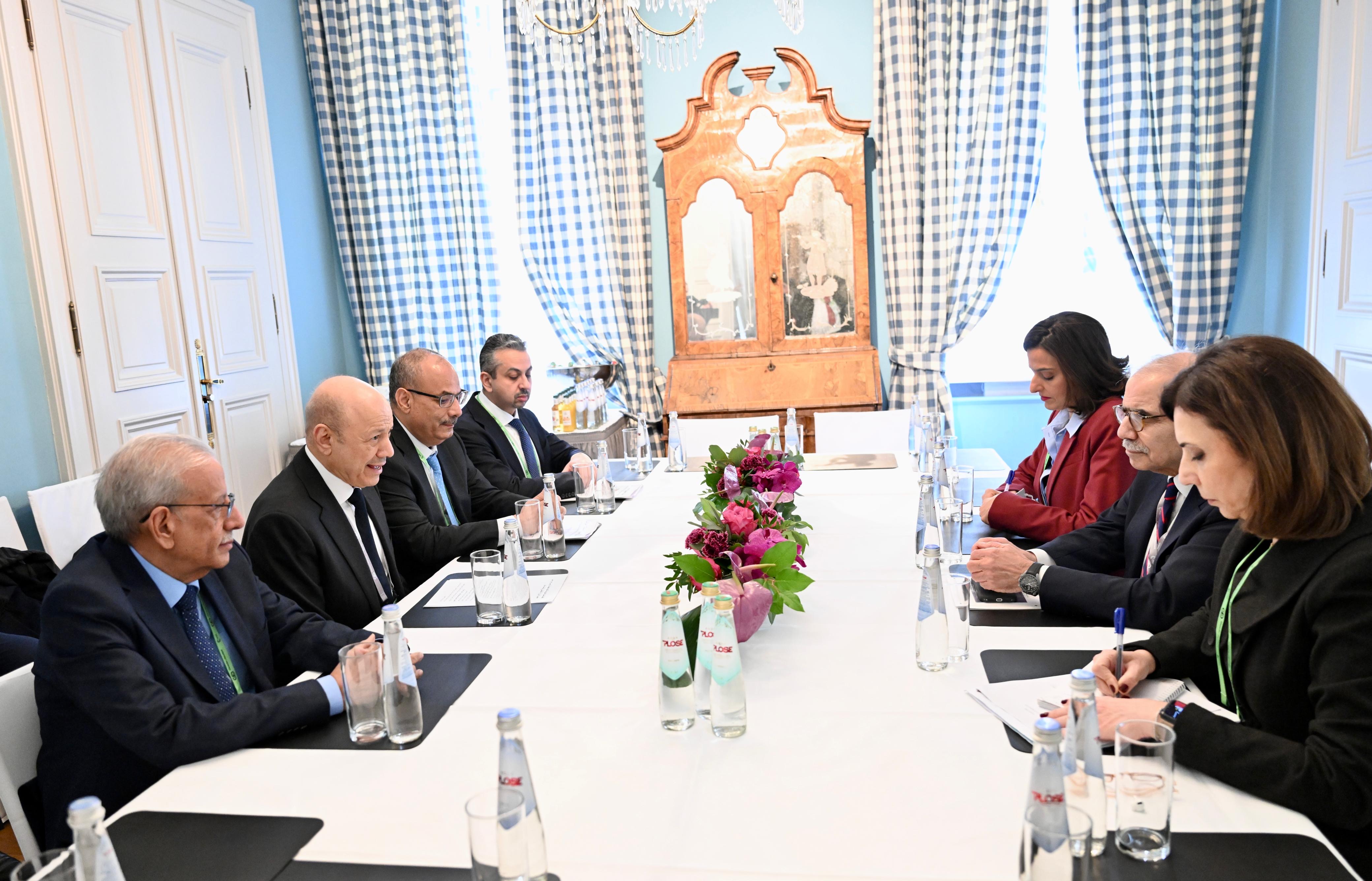 لقاء فخامة الرئيس العليمي مع وزير دولة لبنان على هامش أعمال مؤتمر ميونيخ للأمن الدولي 