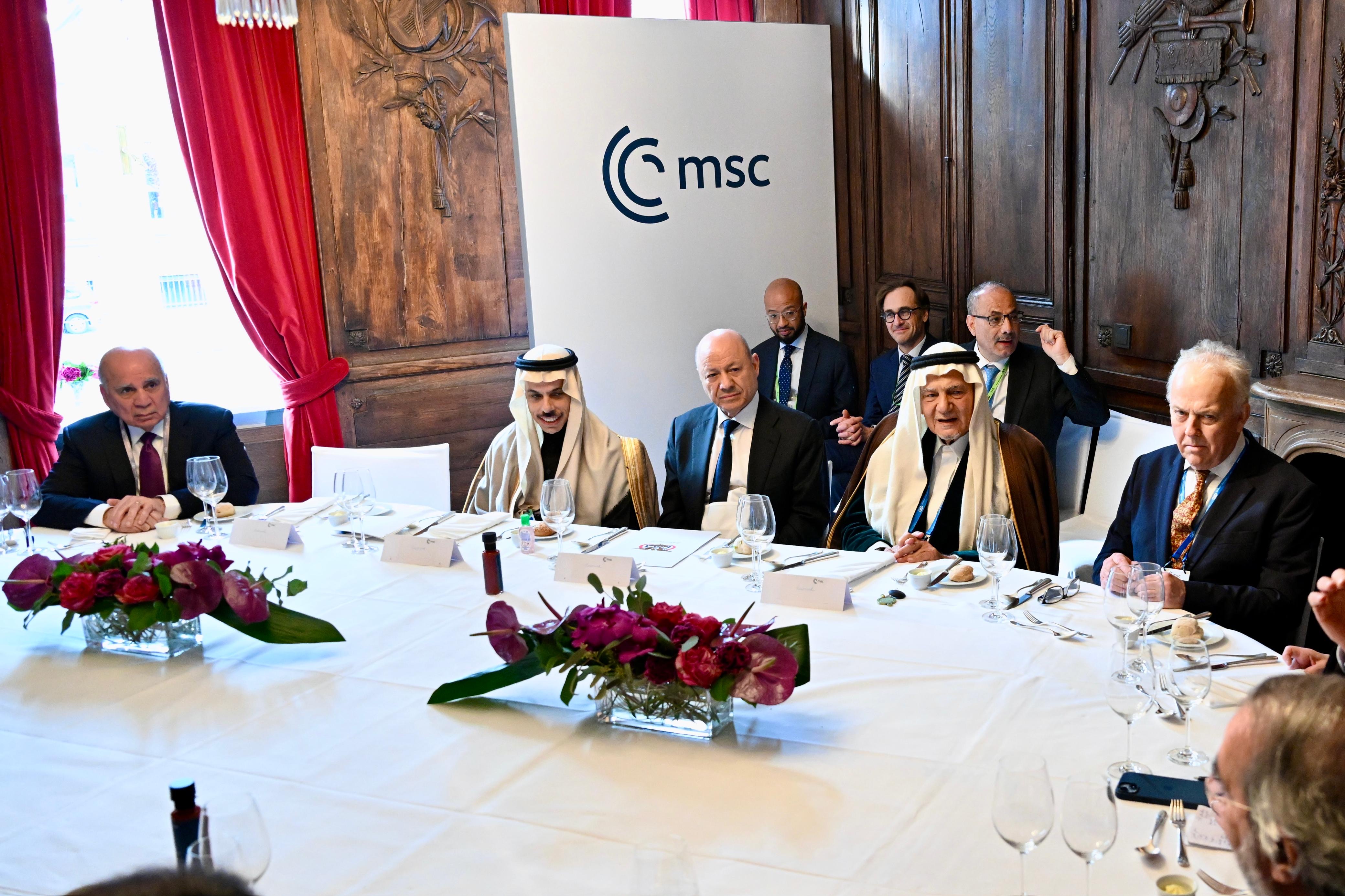 مشاركة فخامة الرئيس العليمي في الجلسة الحوارية لمركز الخليج للأبحاث مع مجموعة الأزمات الدولية 