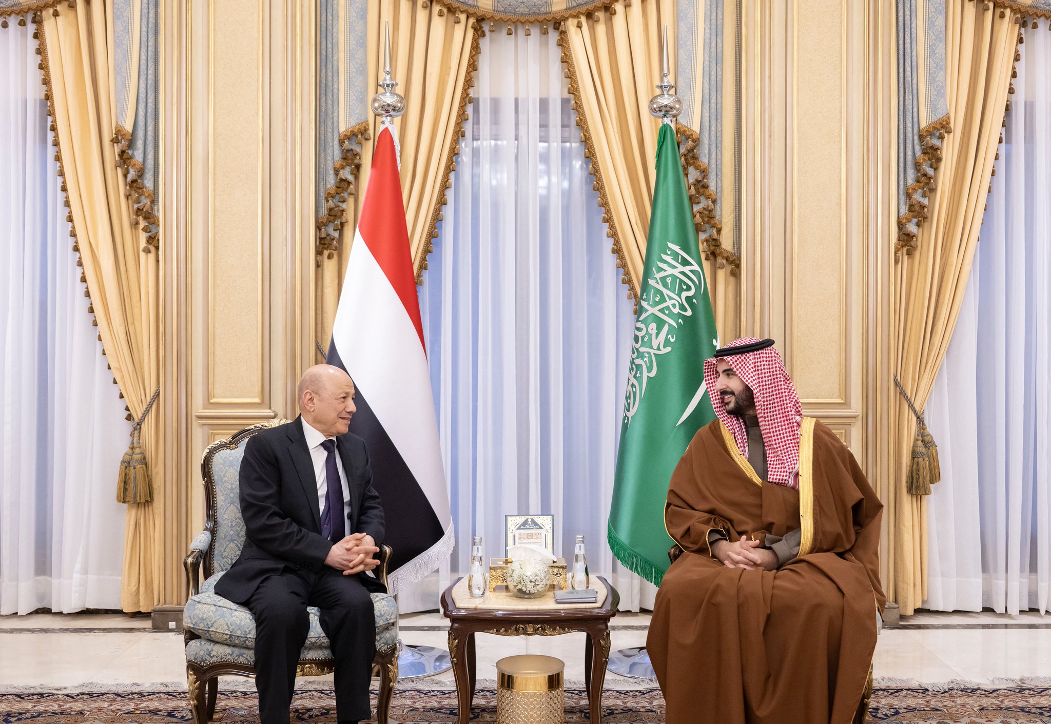 رئيس مجلس القيادة يبحث و وزير الدفاع السعودي مستجدات الأوضاع الوطنية وآفاق الشراكة الواعدة بين البلدين