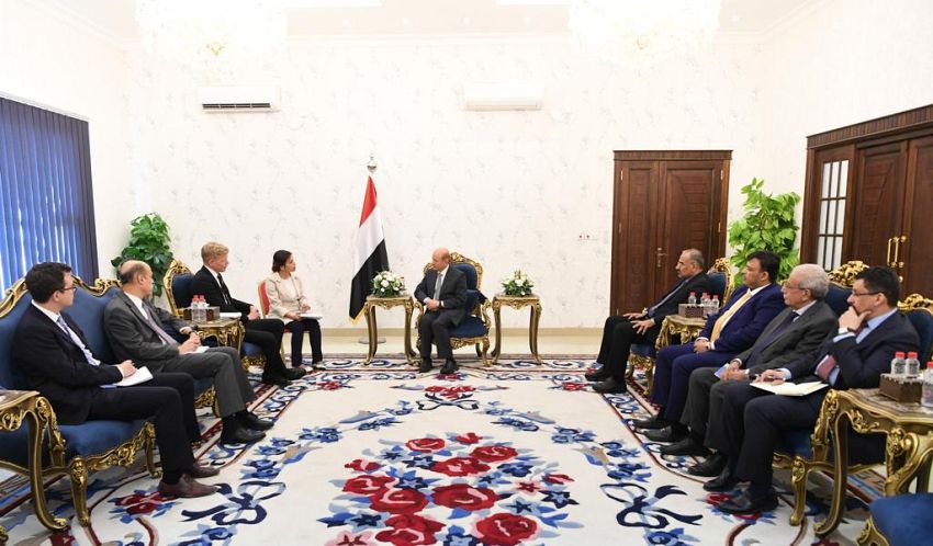 رئيس مجلس القيادة يحث المبعوث الاممي على إلزام المليشيا الحوثية بفتح كافة معابر تعز والمدن الاخرى