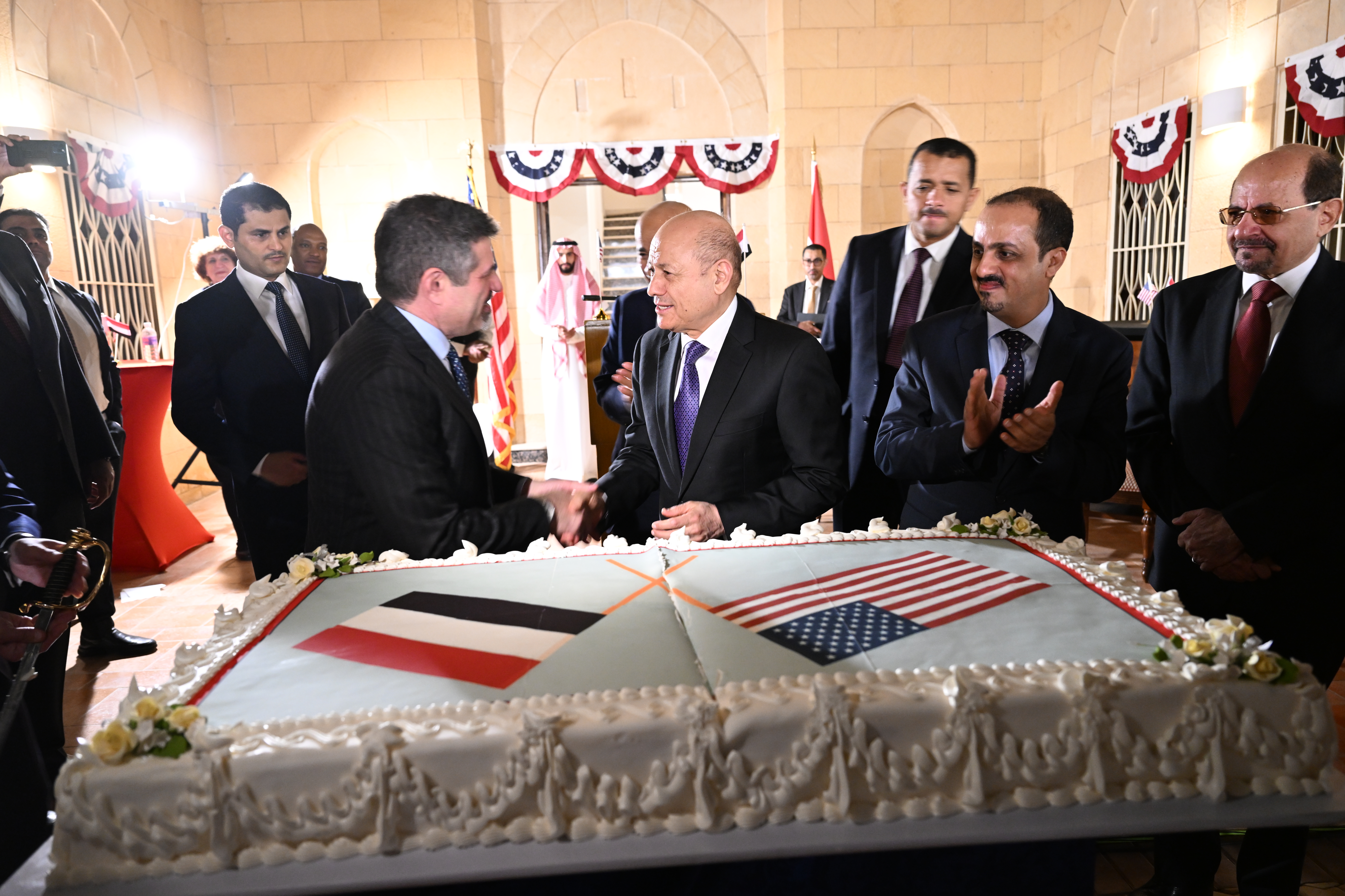 رئيس مجلس القيادة الرئاسي يشهد احتفالا بالذكرى 64 لتأسيس أول بعثة دبلوماسية أمريكية في اليمن