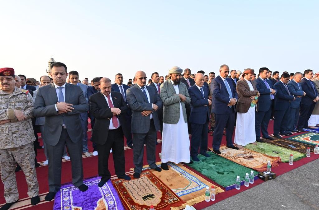 رئيس مجلس القيادة يؤدي مع نوابه وقيادات الدولة صلاة عيد الفطر في عدن