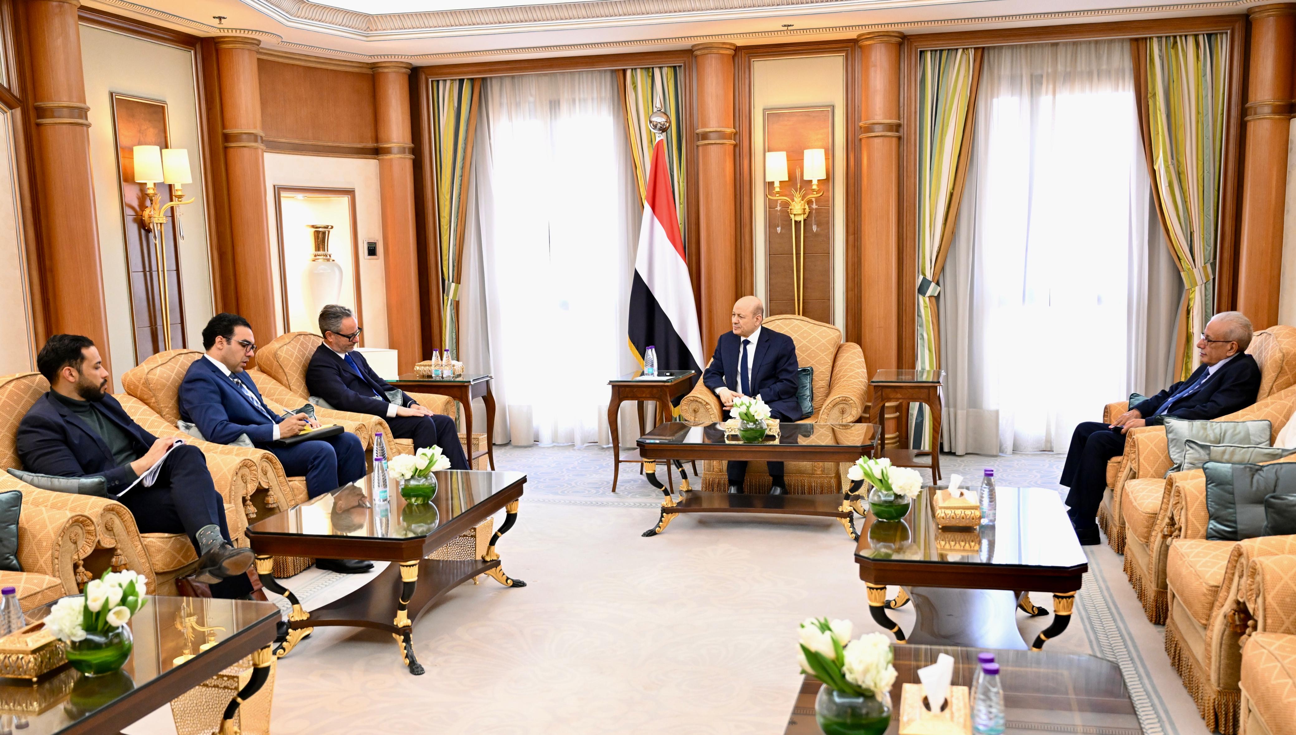فخامة الرئيس يستقبل رئيس بعثة الاتحاد الأوروبي لدى اليمن جبرائيل مونيرا فيناليس 29 يناير 2024