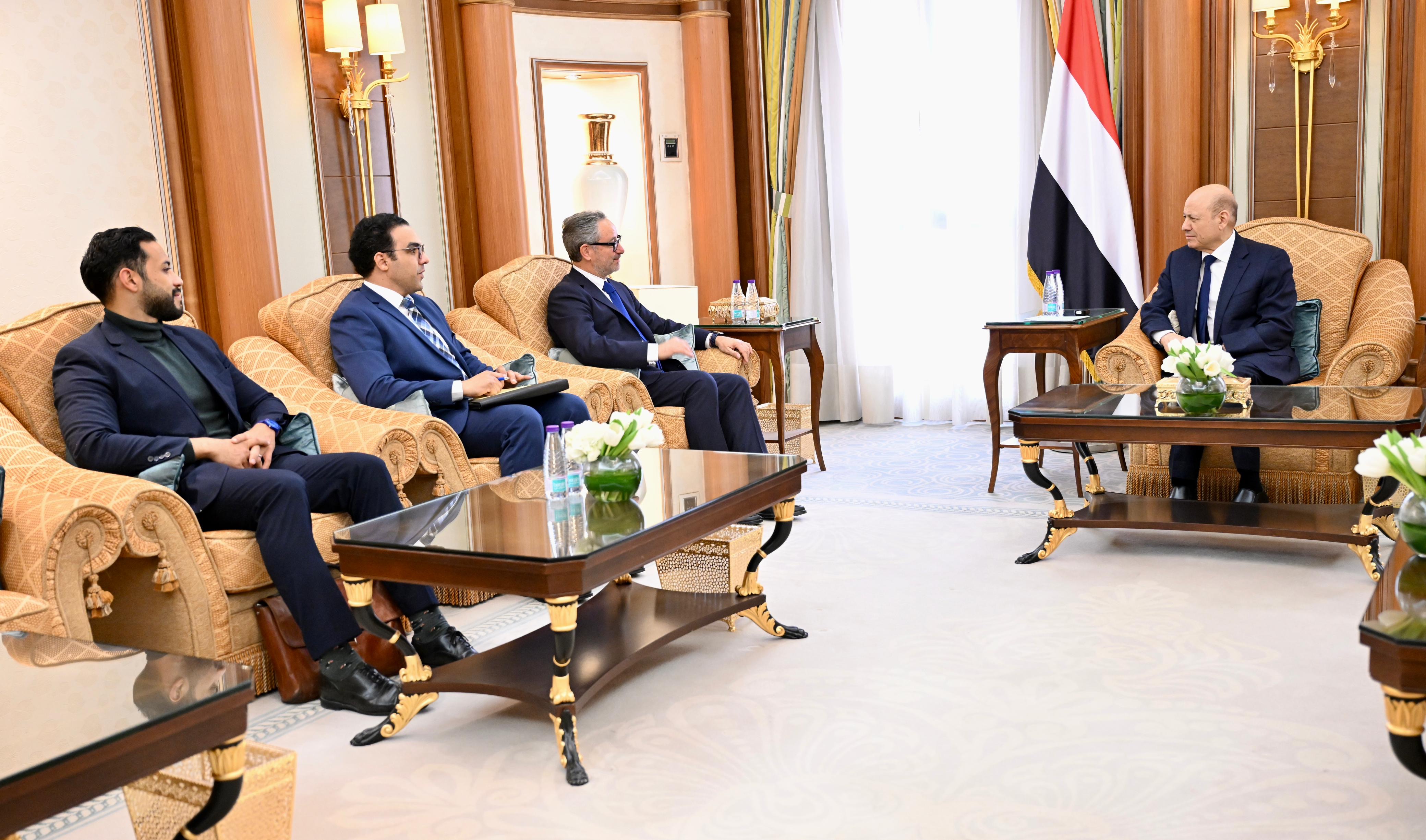 فخامة الرئيس يستقبل رئيس بعثة الاتحاد الأوروبي لدى اليمن جبرائيل مونيرا فيناليس 29 يناير 2024