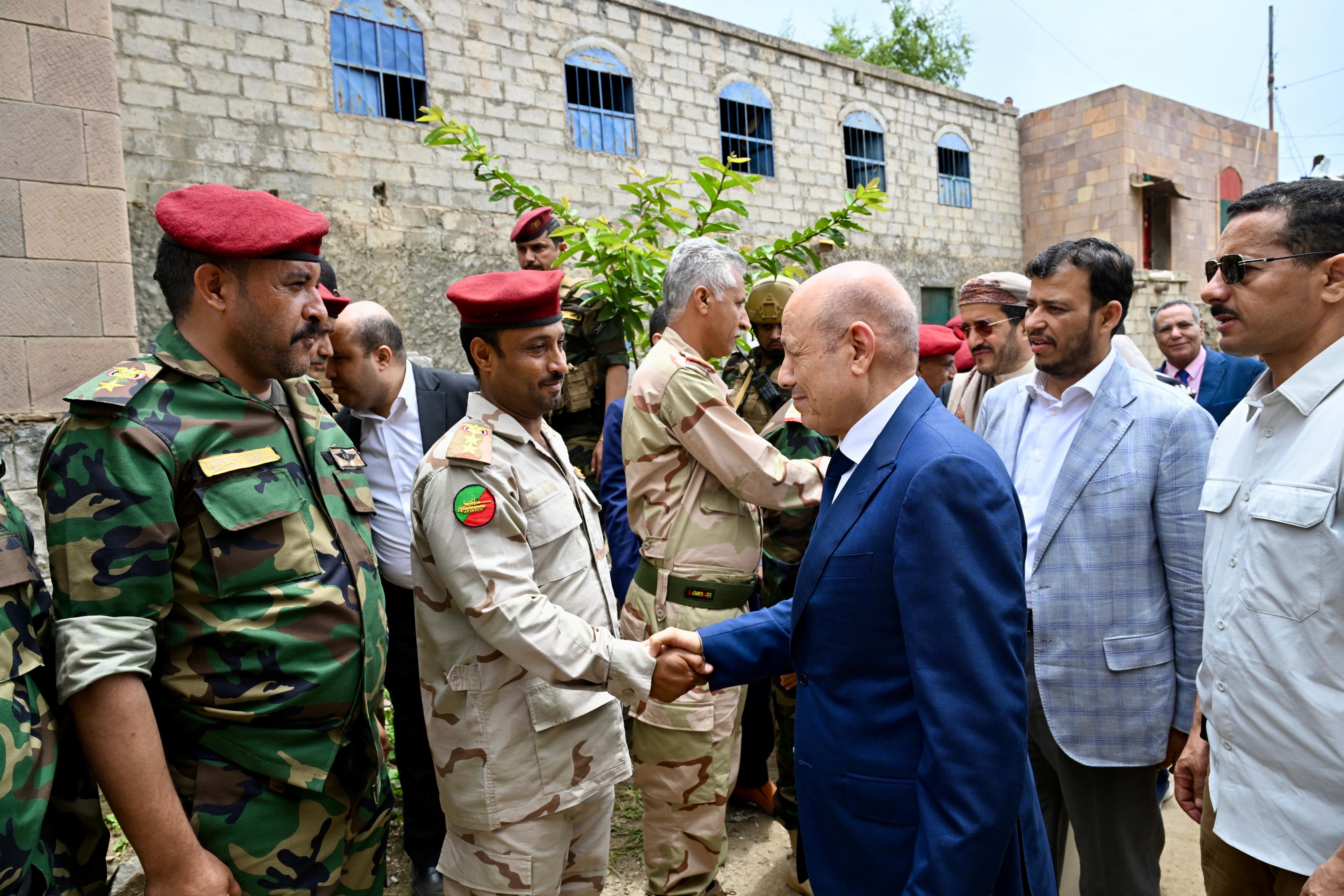 فخامة الرئيس يزور اللواء 35 مدرع ويقرأ الفاتحة على روح الشهيد عدنان الحمادي 