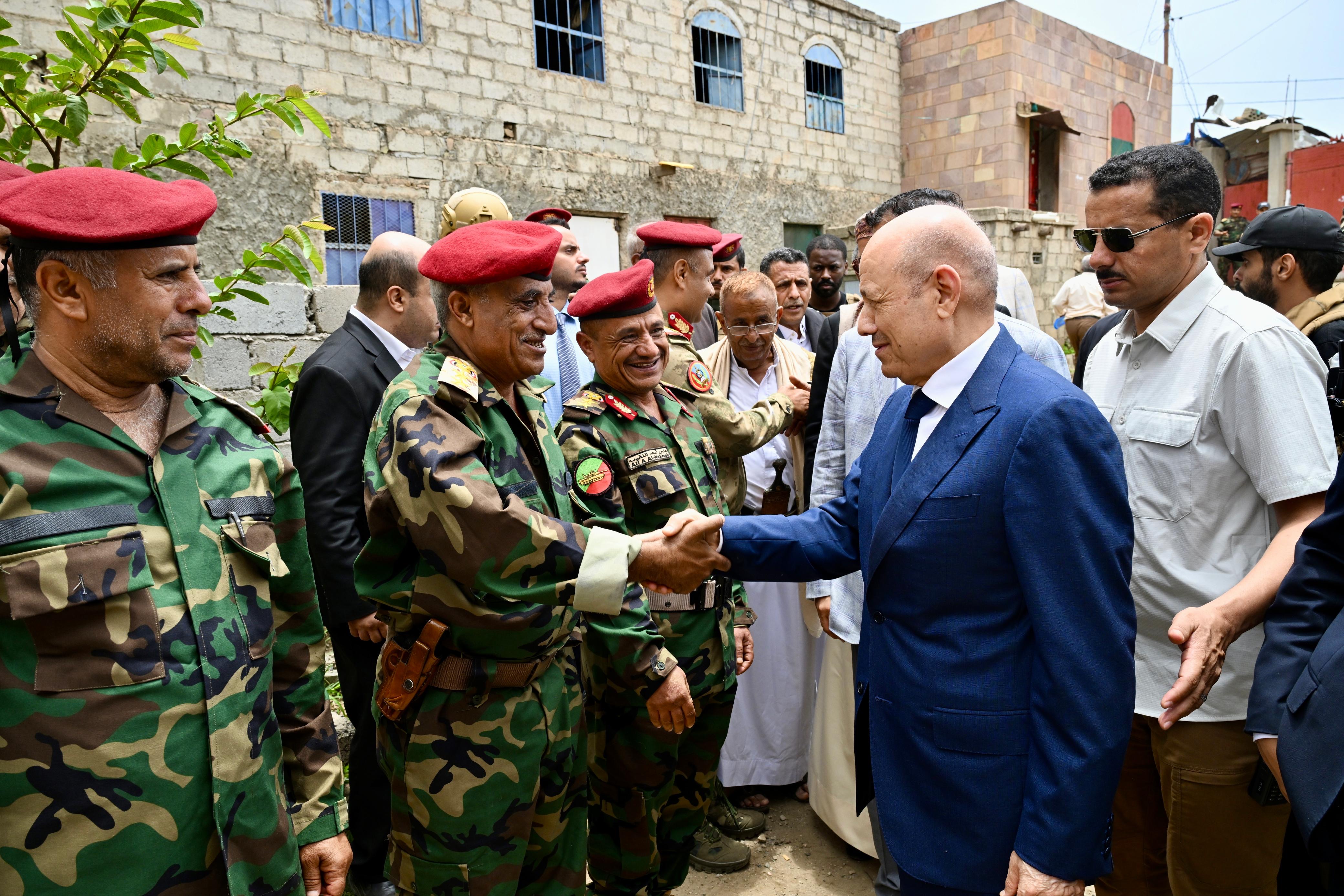 فخامة الرئيس يزور اللواء 35 مدرع ويقرأ الفاتحة على روح الشهيد عدنان الحمادي 