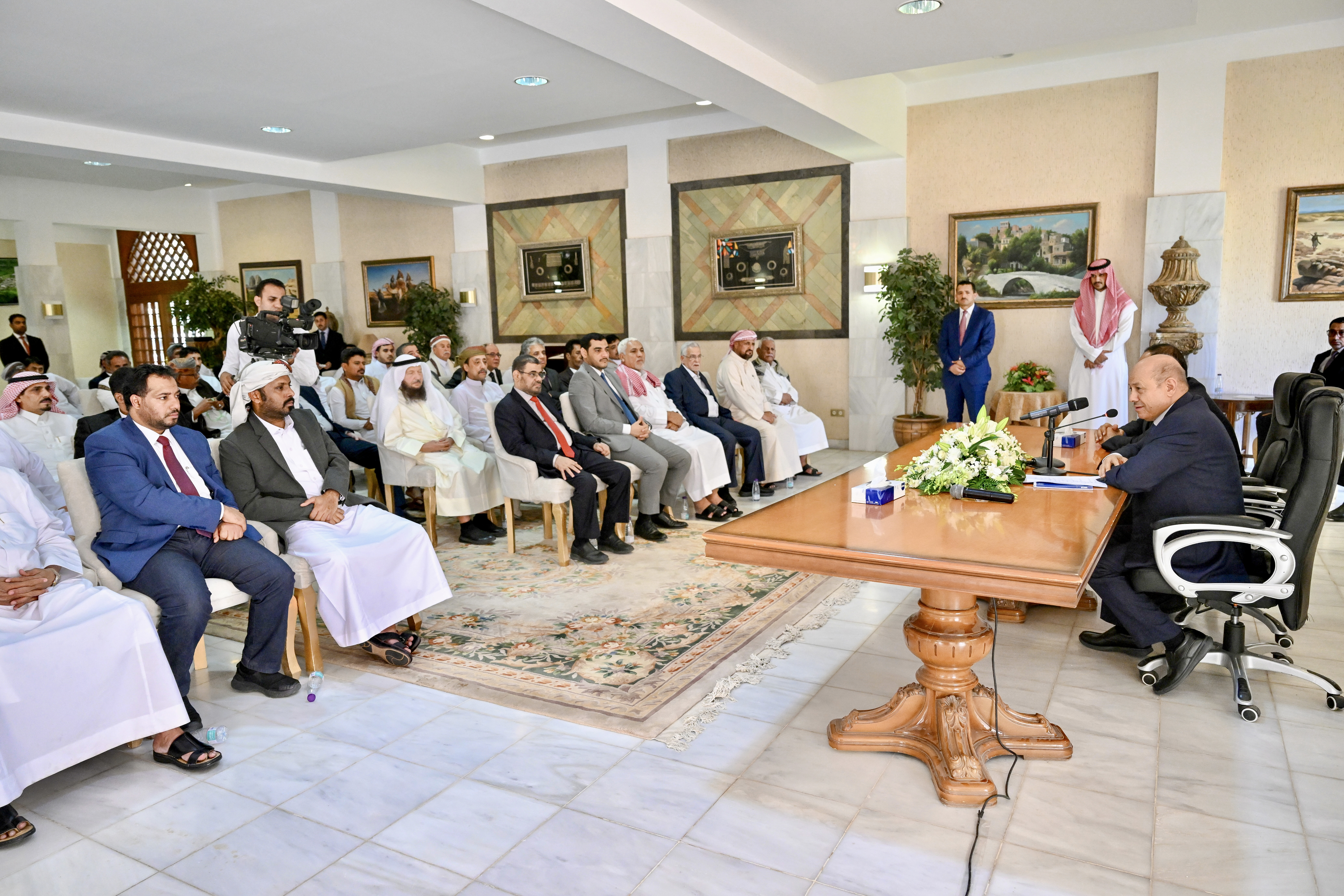 رئيس مجلس القيادة الرئاسي يؤكد على الدور الرائد لابناء محافظة حضرموت في مختلف الميادين