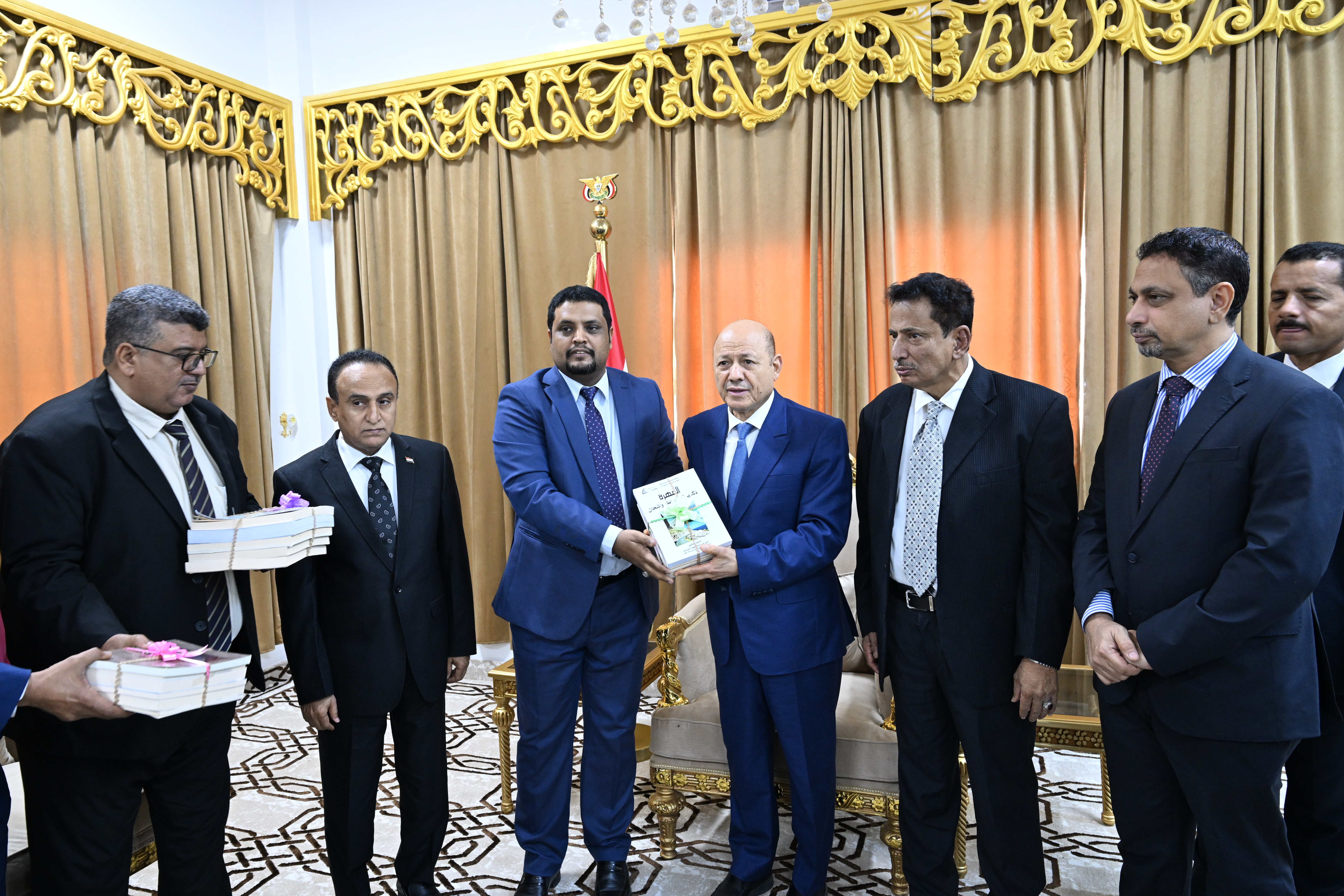 رئيس مجلس القيادة الرئاسي يكرم شخصيات ومبادرات ملهمة في محافظة المهرة (1) 