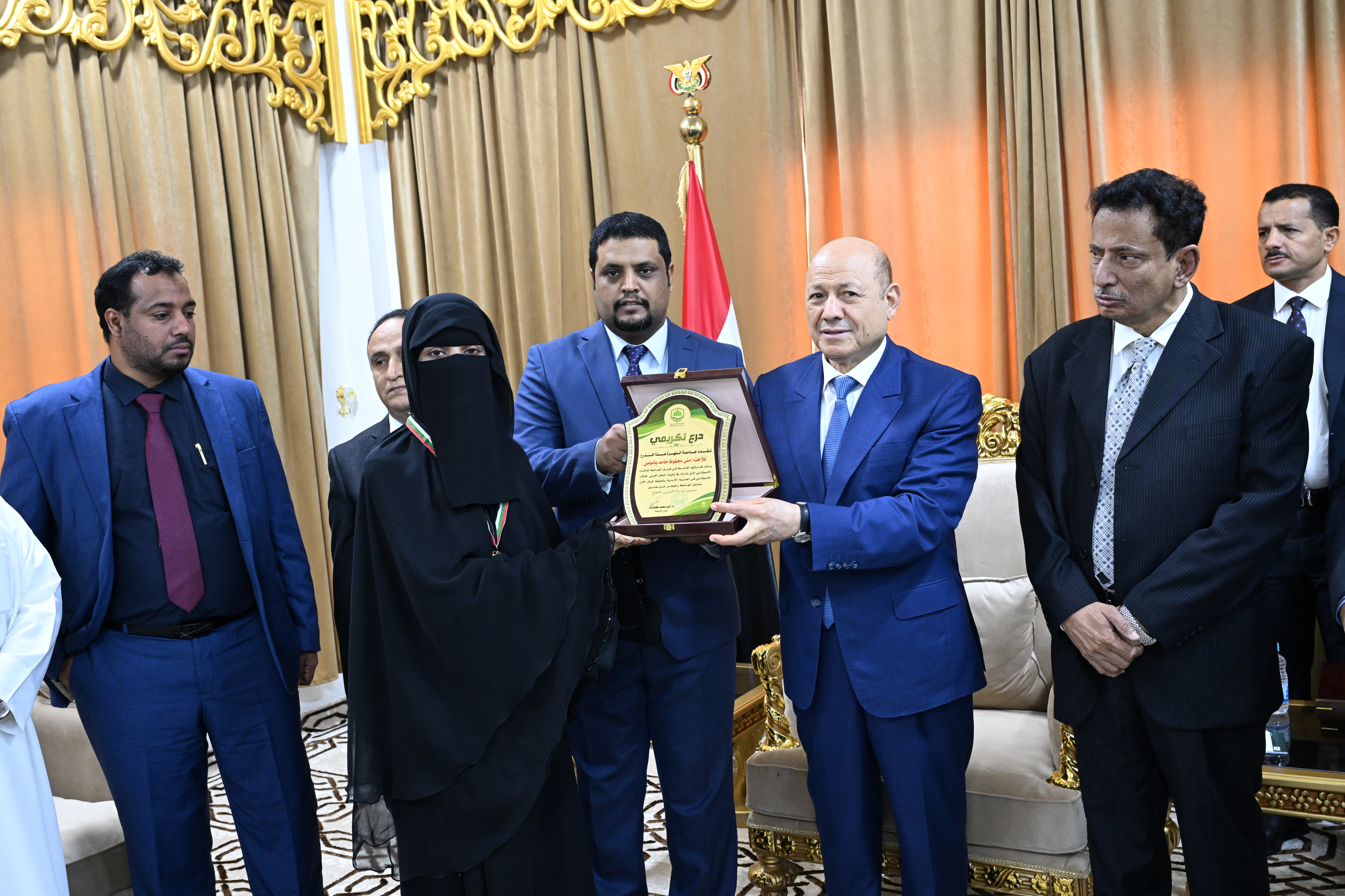 رئيس مجلس القيادة الرئاسي يكرم شخصيات ومبادرات ملهمة في محافظة المهرة (2) 