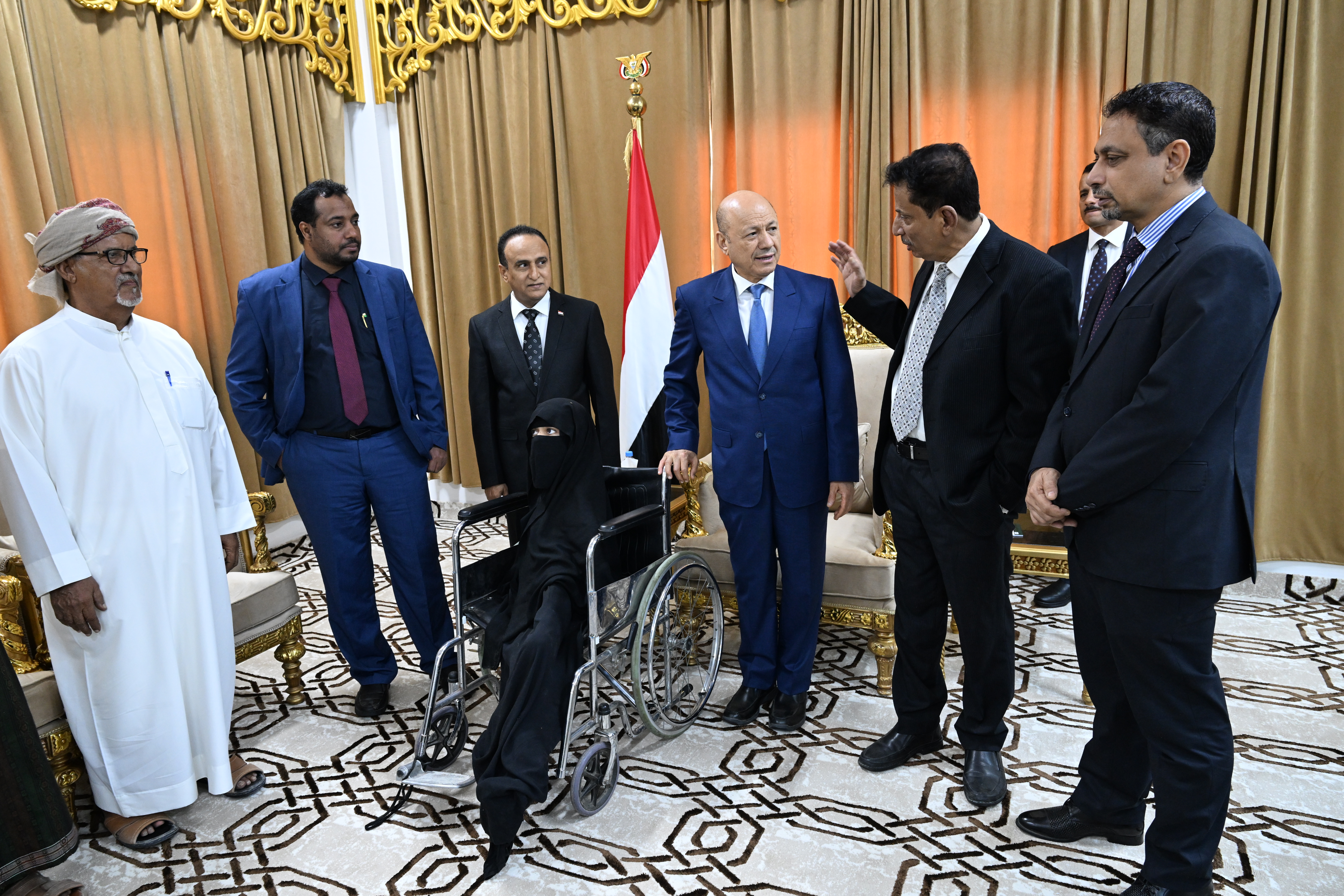 رئيس مجلس القيادة الرئاسي يكرم شخصيات ومبادرات ملهمة في محافظة المهرة (3) 
