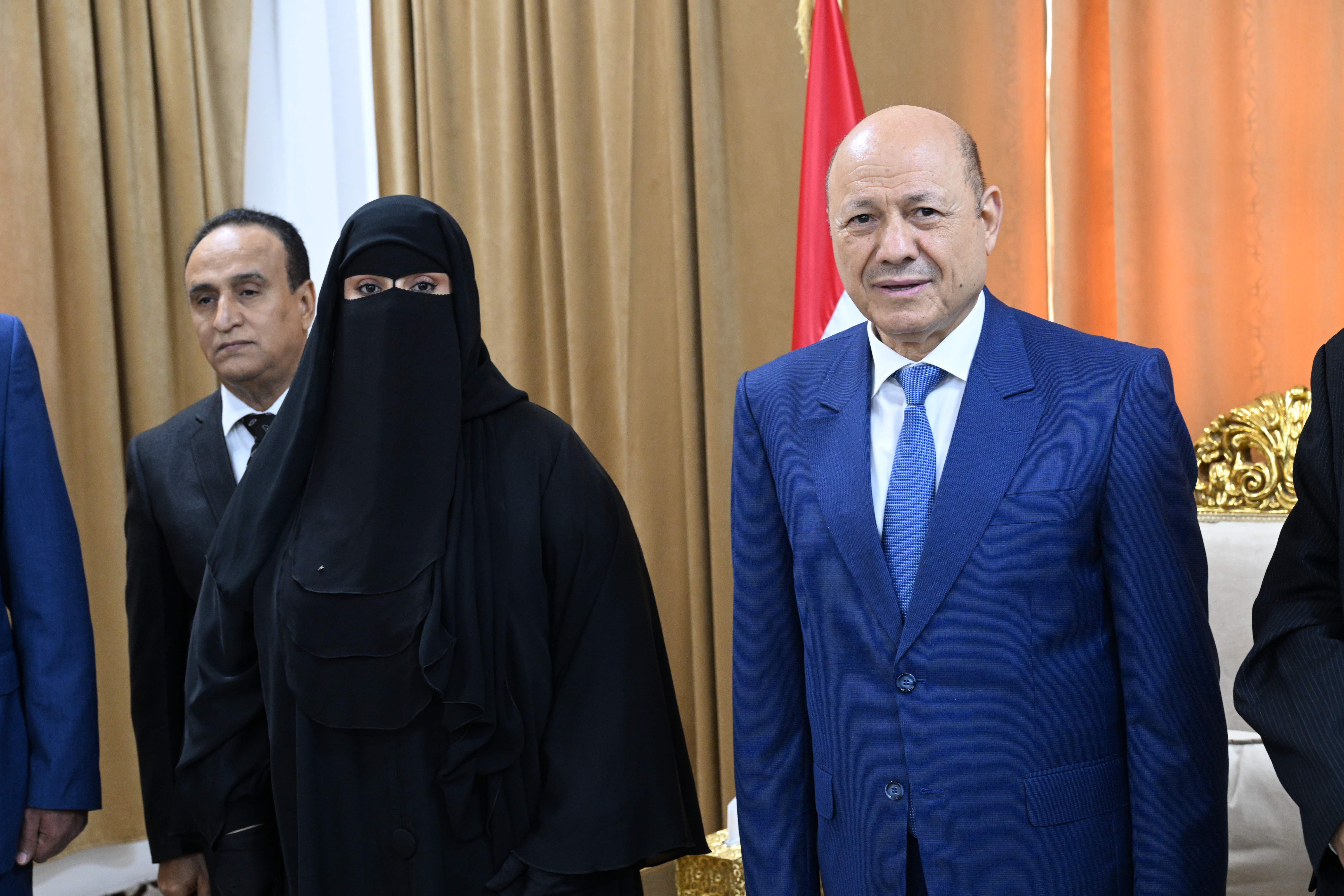 رئيس مجلس القيادة الرئاسي يكرم شخصيات ومبادرات ملهمة في محافظة المهرة (4) 