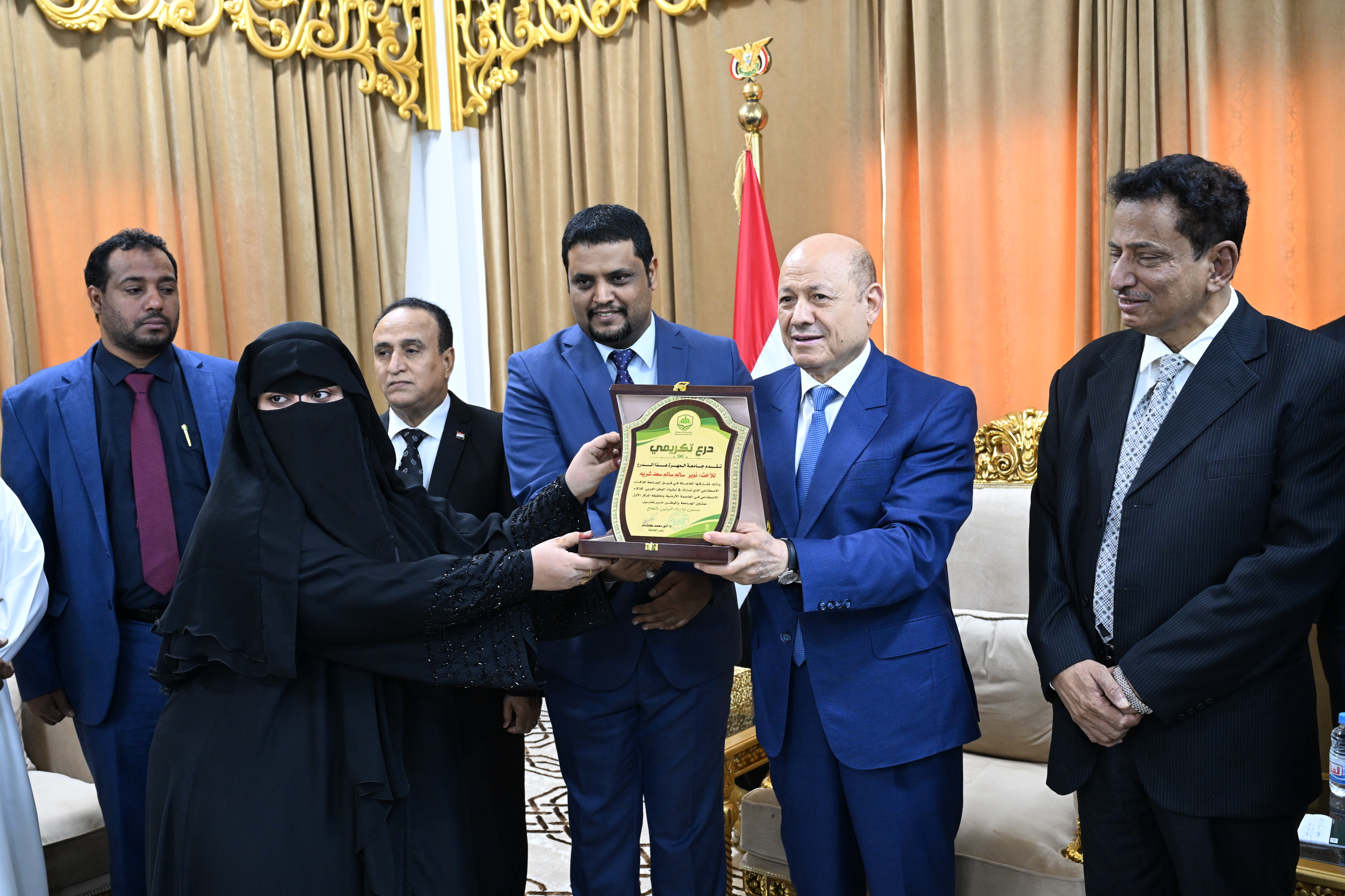 رئيس مجلس القيادة الرئاسي يكرم شخصيات ومبادرات ملهمة في محافظة المهرة (3) 
