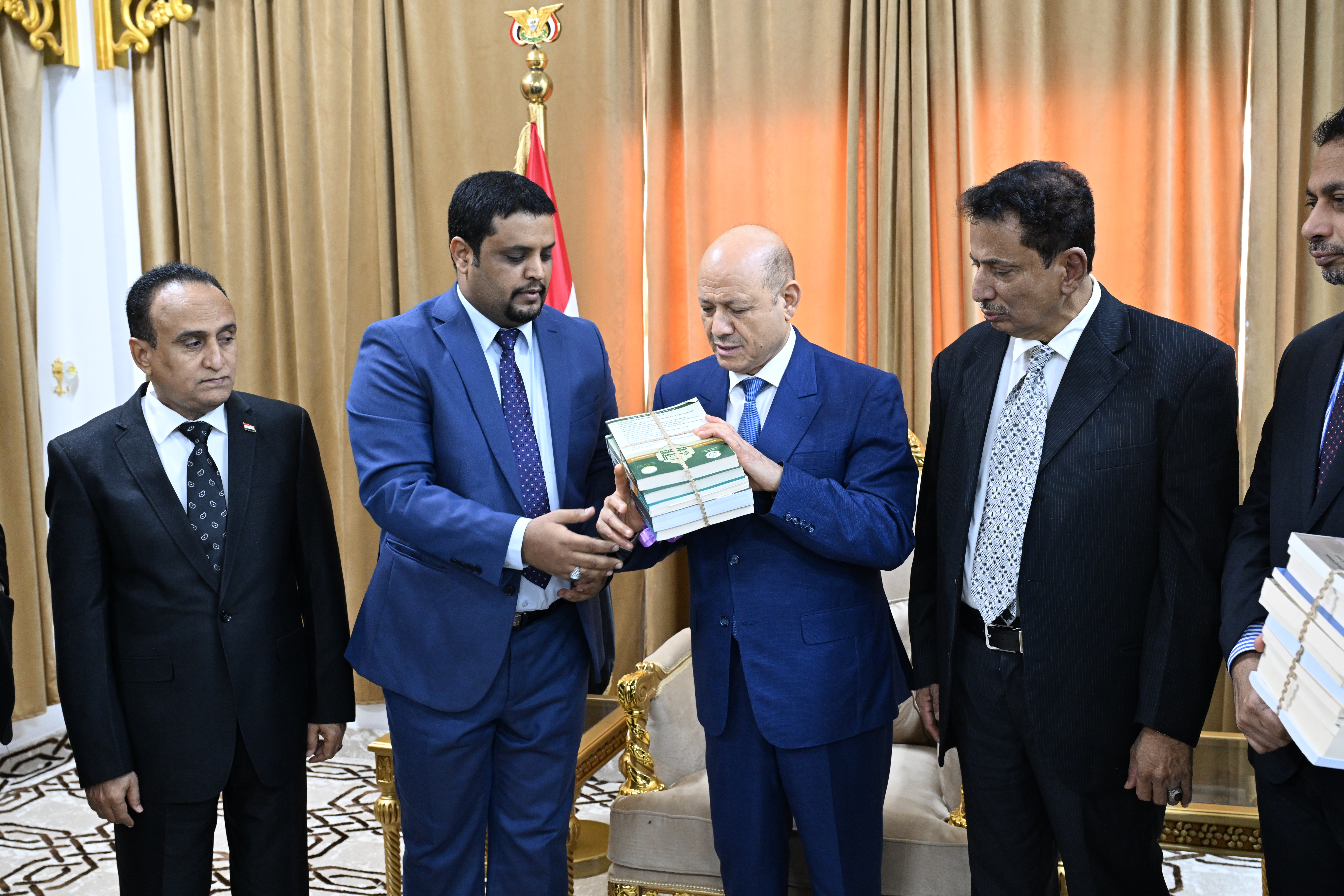 رئيس مجلس القيادة الرئاسي يكرم شخصيات ومبادرات ملهمة في محافظة المهرة (1) 
