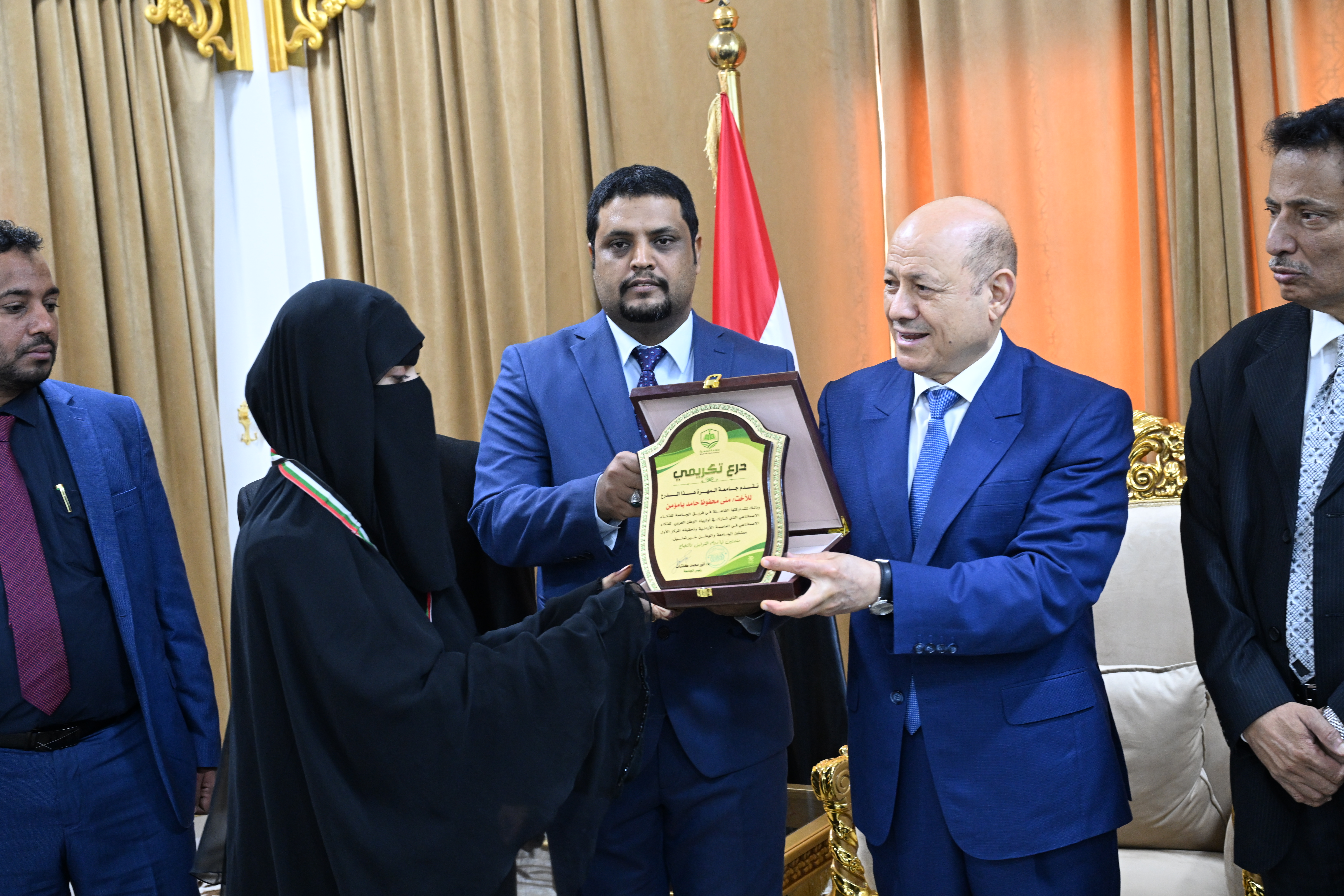 رئيس مجلس القيادة الرئاسي يكرم شخصيات ومبادرات ملهمة في محافظة المهرة (2) 