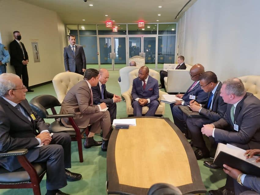 رئيس مجلس القيادة الرئاسي يبحث والرئيس الغابوني الضغوط المطلوبة لإحياء فرص السلام في اليمن