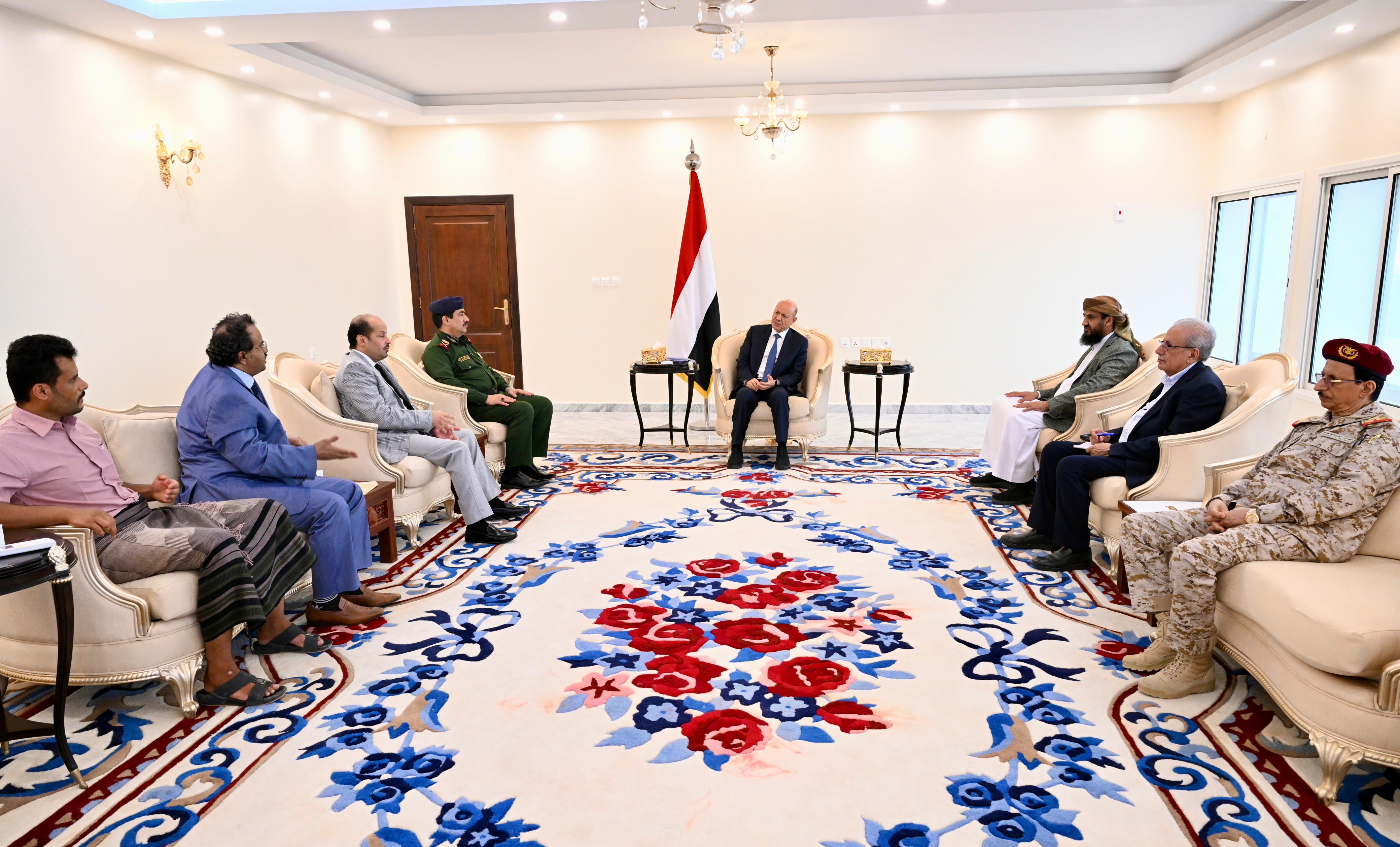 رئيس مجلس القيادة يعقد اجتماعا بلجنة تقصي الحقائق حول جريمة المليشيات الحوثية في البيضاء 20 مارس 2024