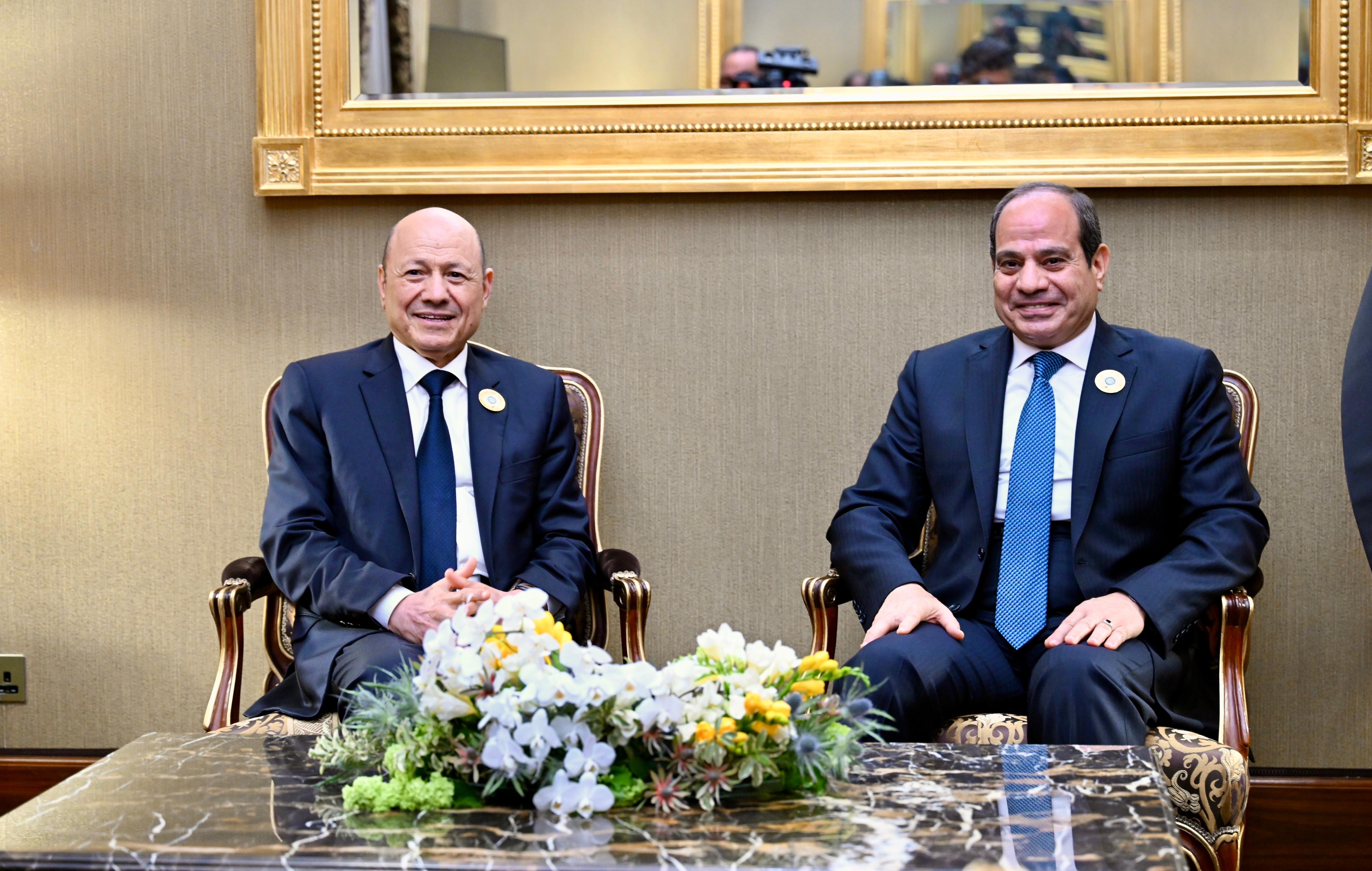 فخامة الرئيس يلتقي أخيه فخامة الرئيس المصري عبدالفتاح السيسي على هامش القمة العربية بالمنامة 