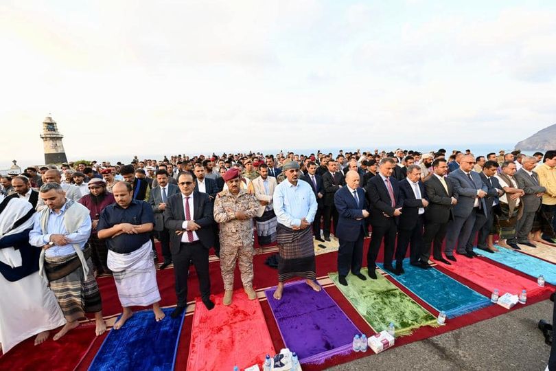 رئيس مجلس القيادة الرئاسي وعضو المجلس عيدروس الزبيدي يؤديان صلاة عيد الفطر ويستقبلان جموع المهنئين في العاصمة عدن