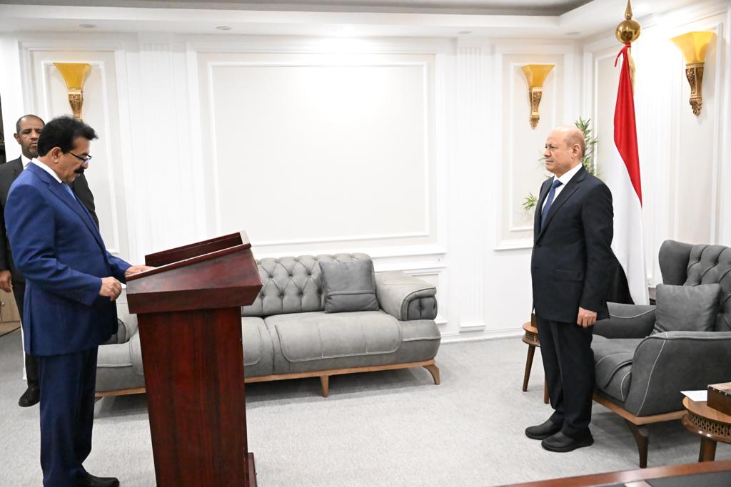 محافظ الجوف يؤدي اليمين الدستورية أمام رئيس مجلس القيادة الرئاسي