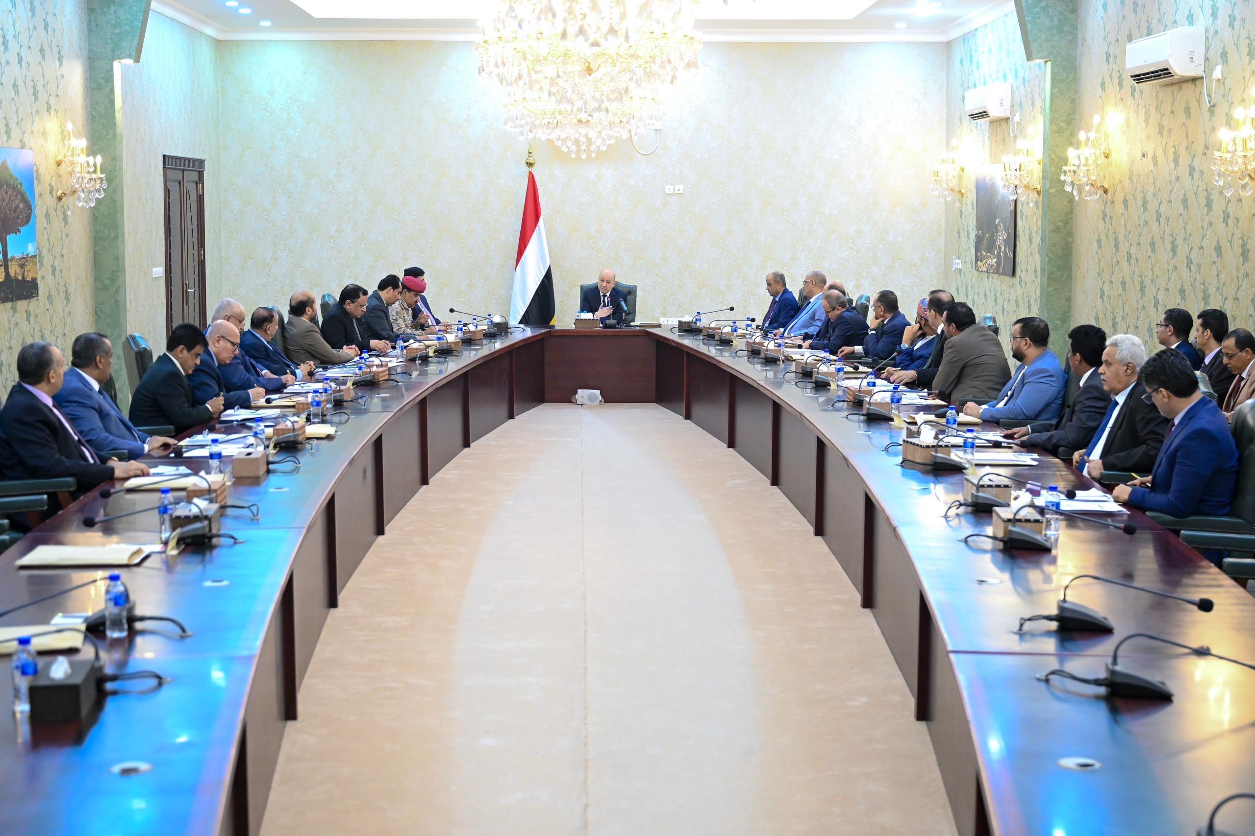 فخامة الرئيس يرأس اجتماعا للحكومة 