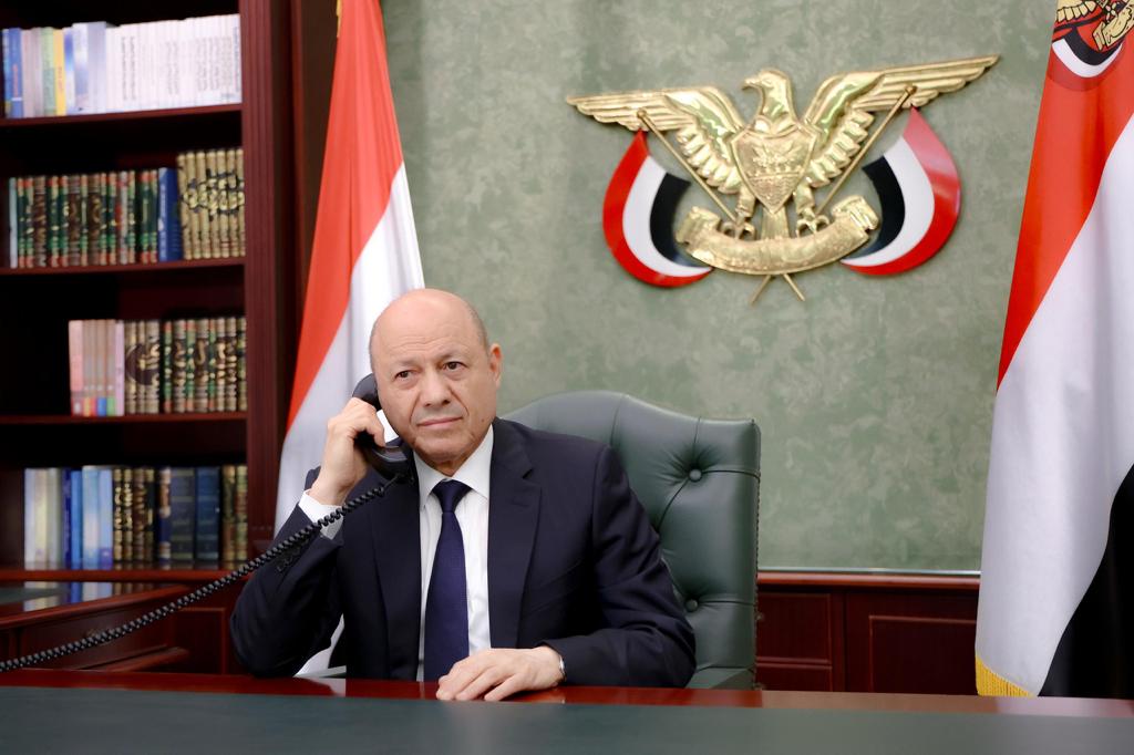 رئيس مجلس القيادة يطلع على الأوضاع في محافظة مأرب