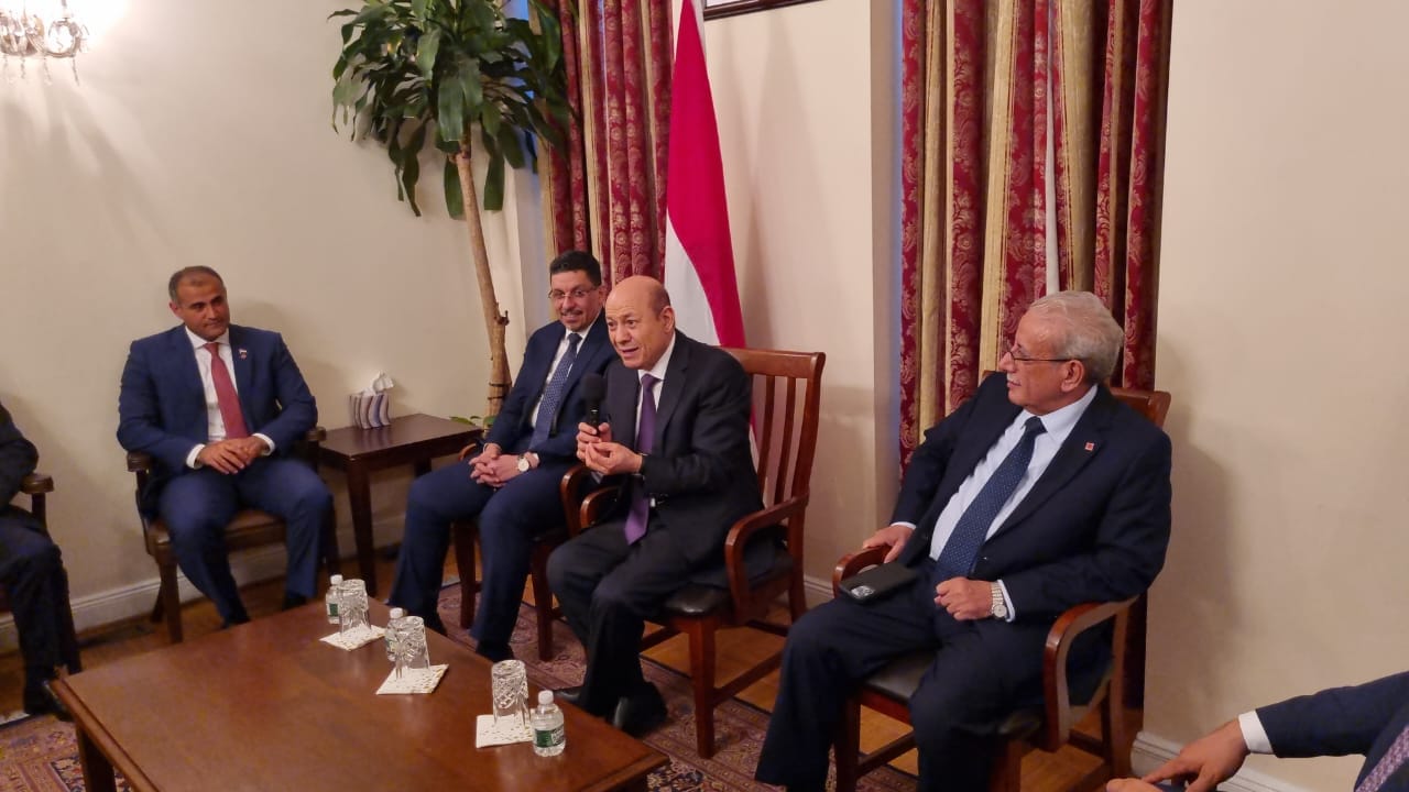 رئيس مجلس القيادة الرئاسي يلتقي أبناء الجالية اليمنية في نيويورك
