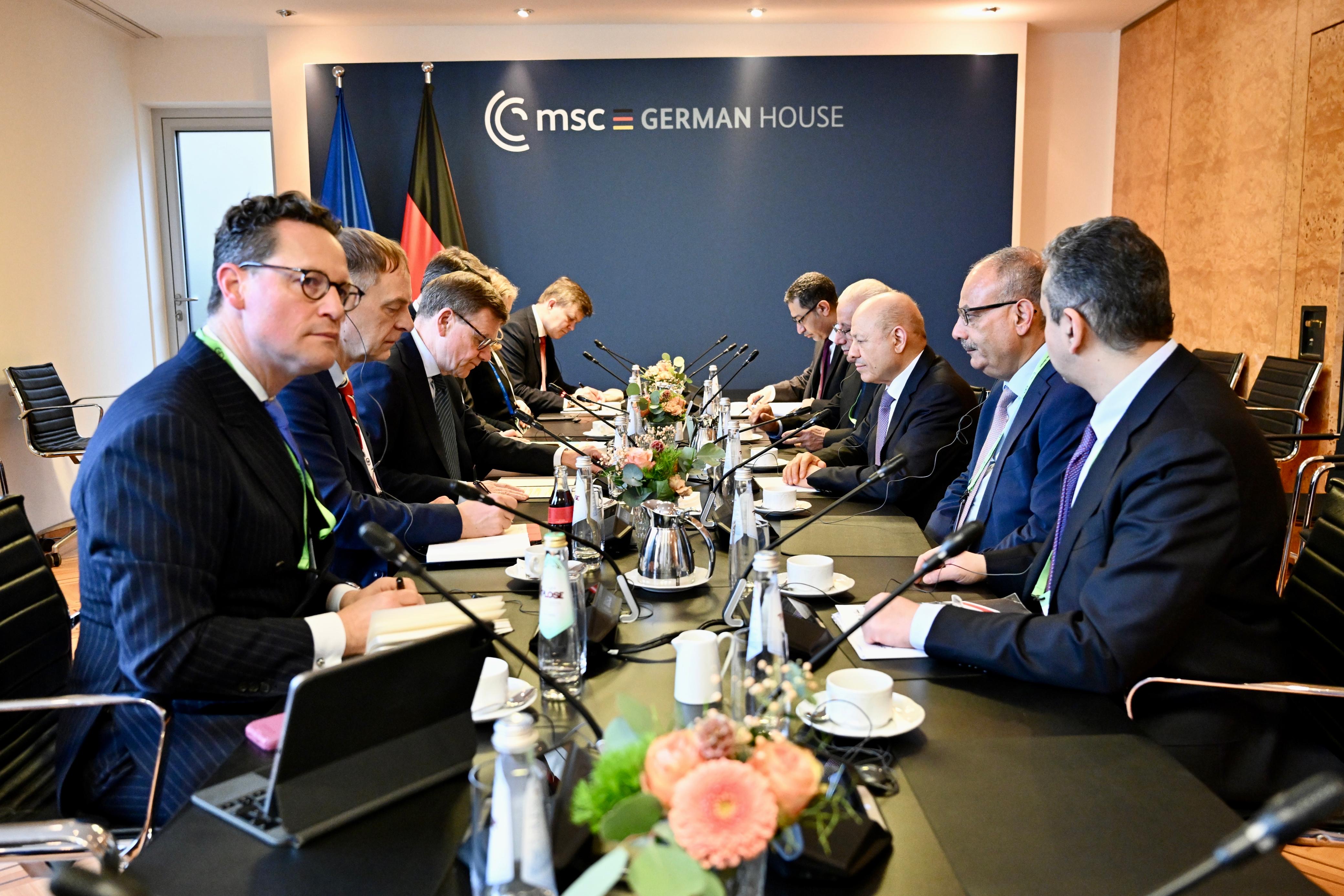 رئيس مجلس القيادة يبحث مع وزير الخارجية الالماني العلاقات الثنائية وسبل حشد الدعم الدولي للإصلاحات الحكومية