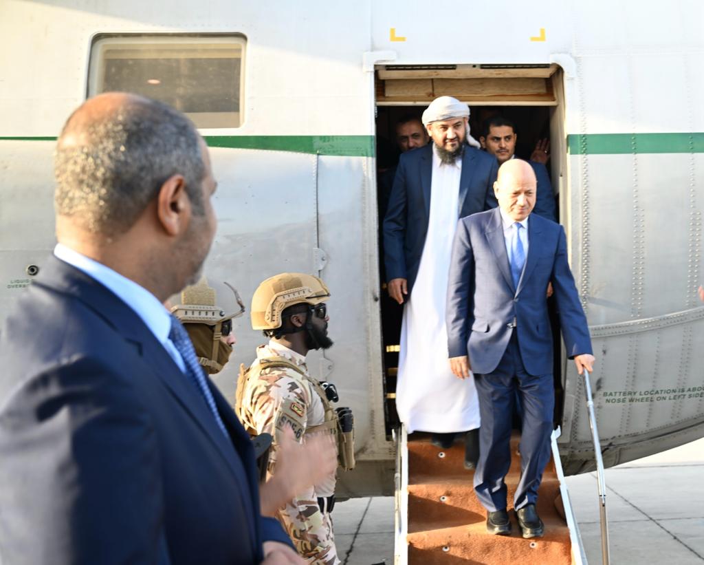 رئيس مجلس القيادة الرئاسي مع  عبدالرحمن المحرمي يصلان عدن