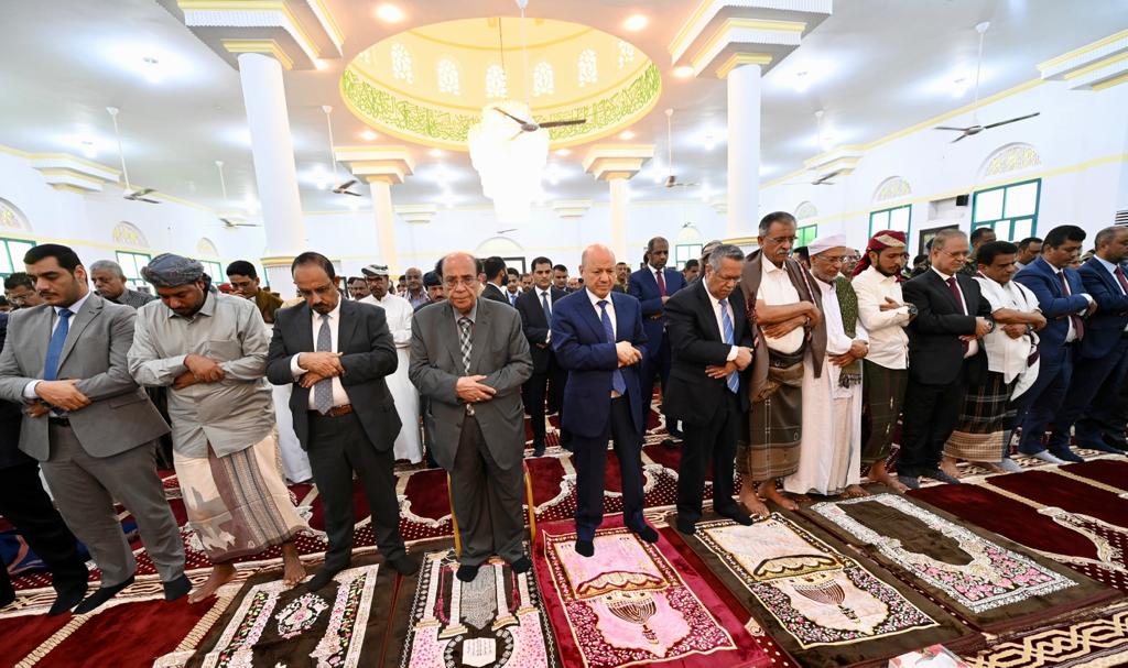 رئيس مجلس القيادة يؤدي صلاة العيد في المكلا