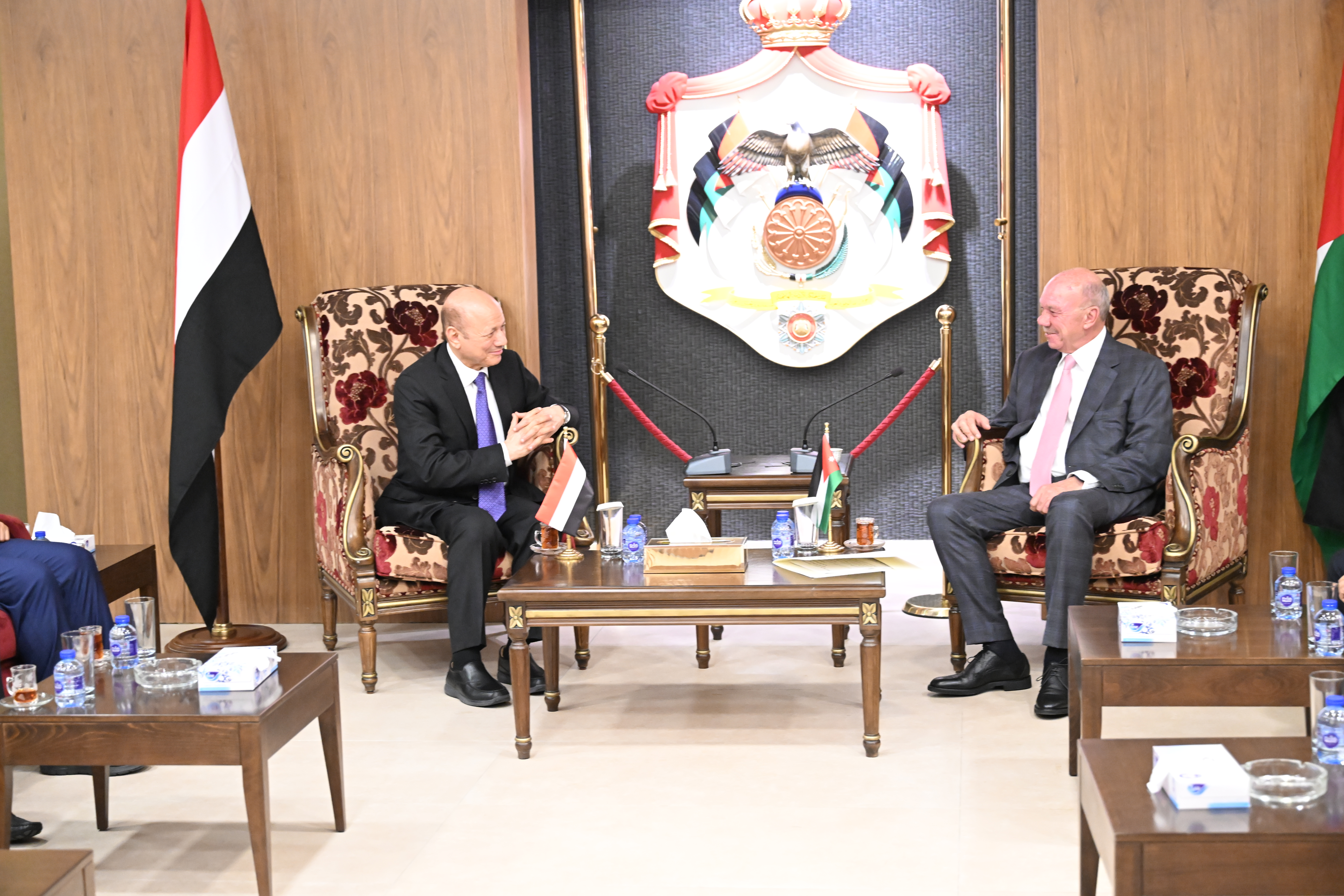 رئيس مجلس القيادة الرئاسي يلتقي رئيس مجلس الأعيان الأردني